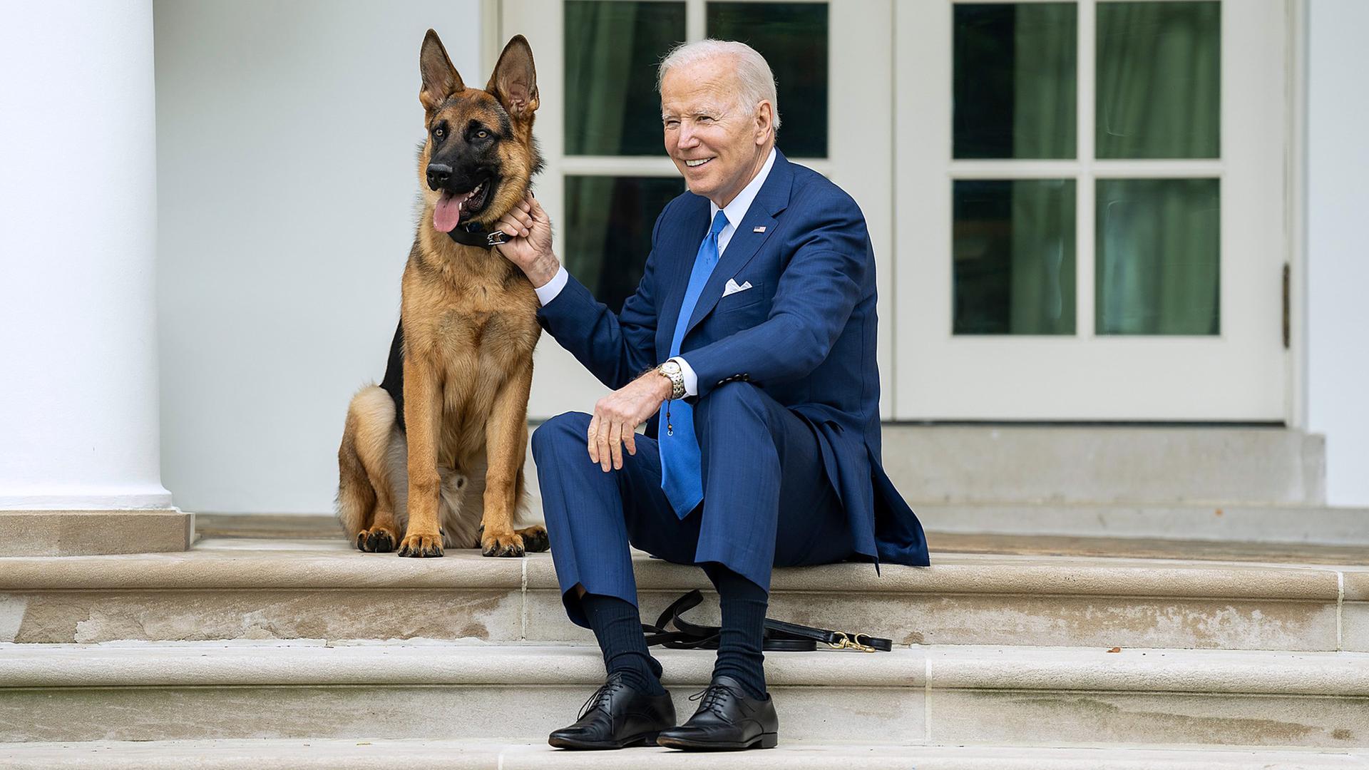 Joe Biden, Präsident der USA, sitzt mit seinem Hund auf den Stufen vor dem Weißen Haus, aufgenommen am 25.09.2022 in Washington (USA)
