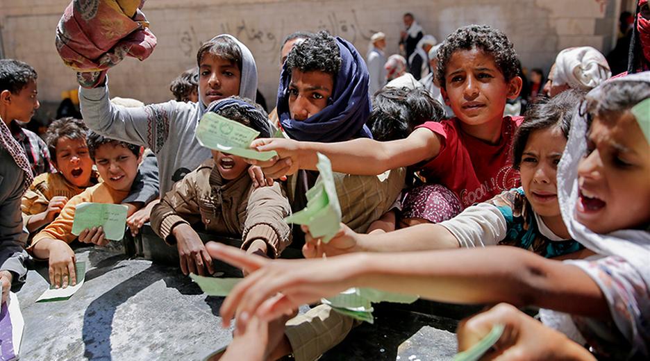 Hungernde Kinder im Jemen am 13.04.2017 holen ihre Essensration ab