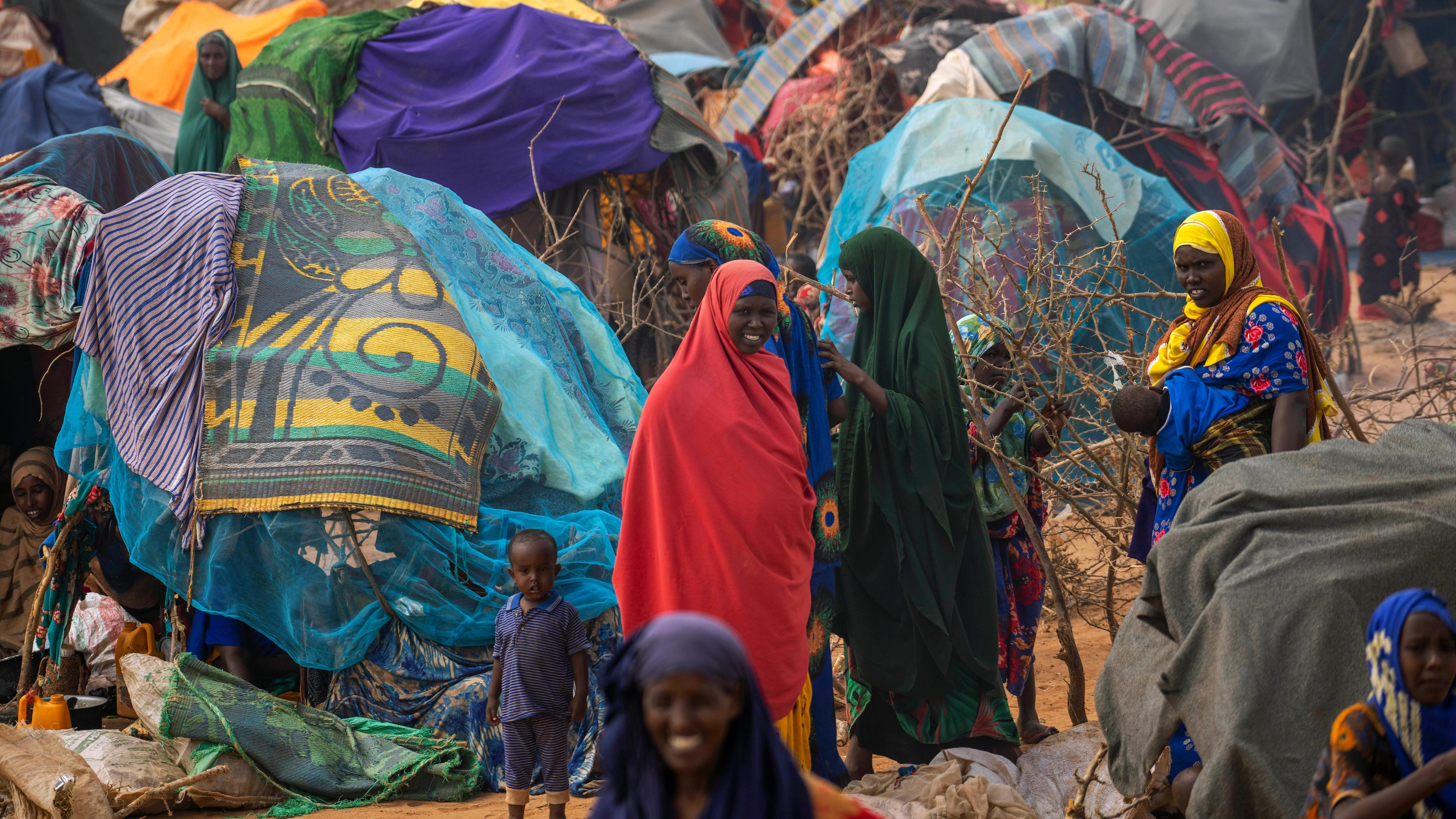 Menschen gehen durch ein Vertriebenenlager am Rande von Dollow (Somalia), aufgenommen amam 19. 09.2022 