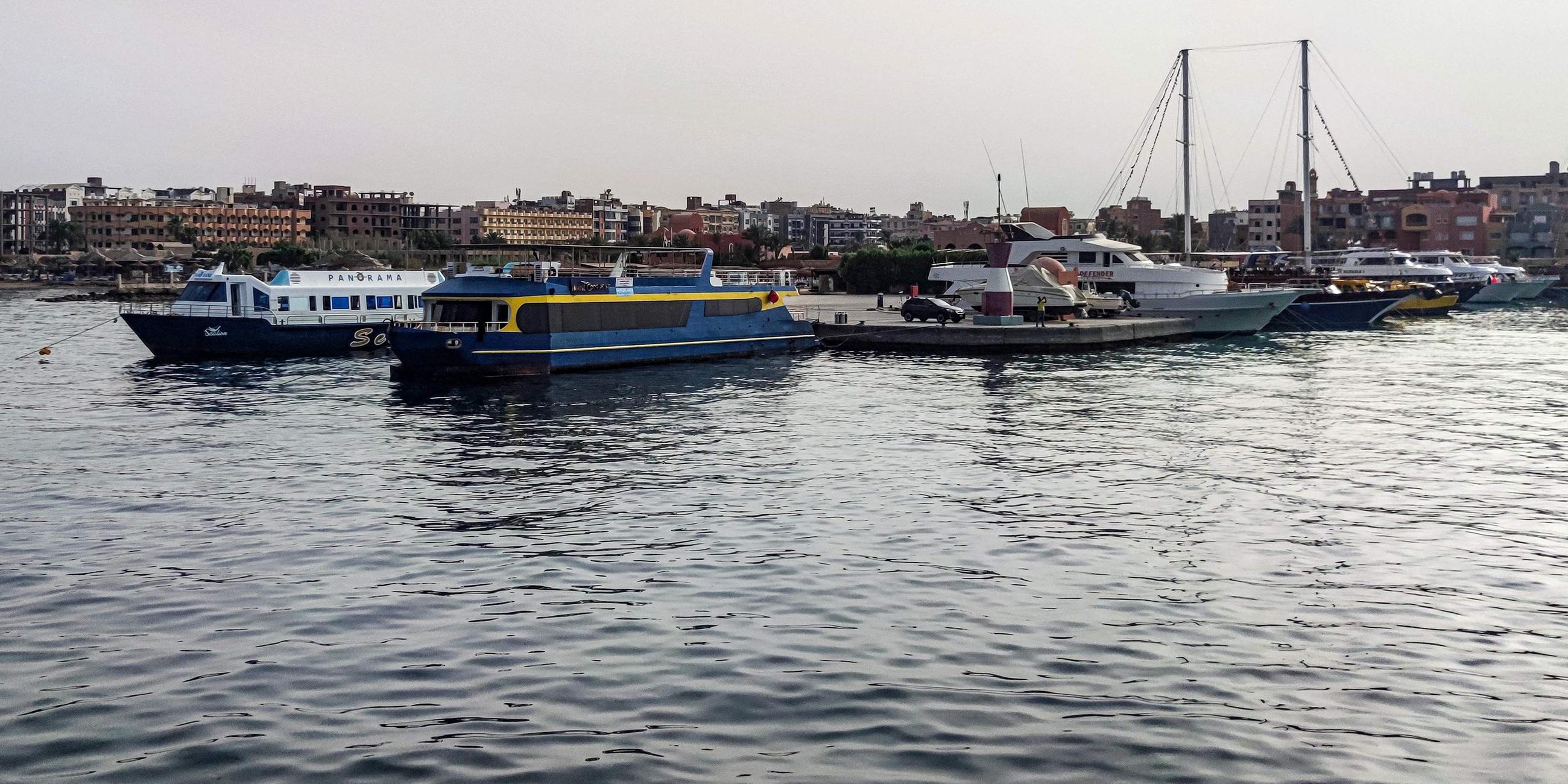 Am 8. 6. 2023 liegen Boote am Yachthafen von Hurghada im ägyptischen Ferienort Hurghada am südlichen Roten Meer, wo ein russischer Tourist von einem Hai angegriffen wurde.