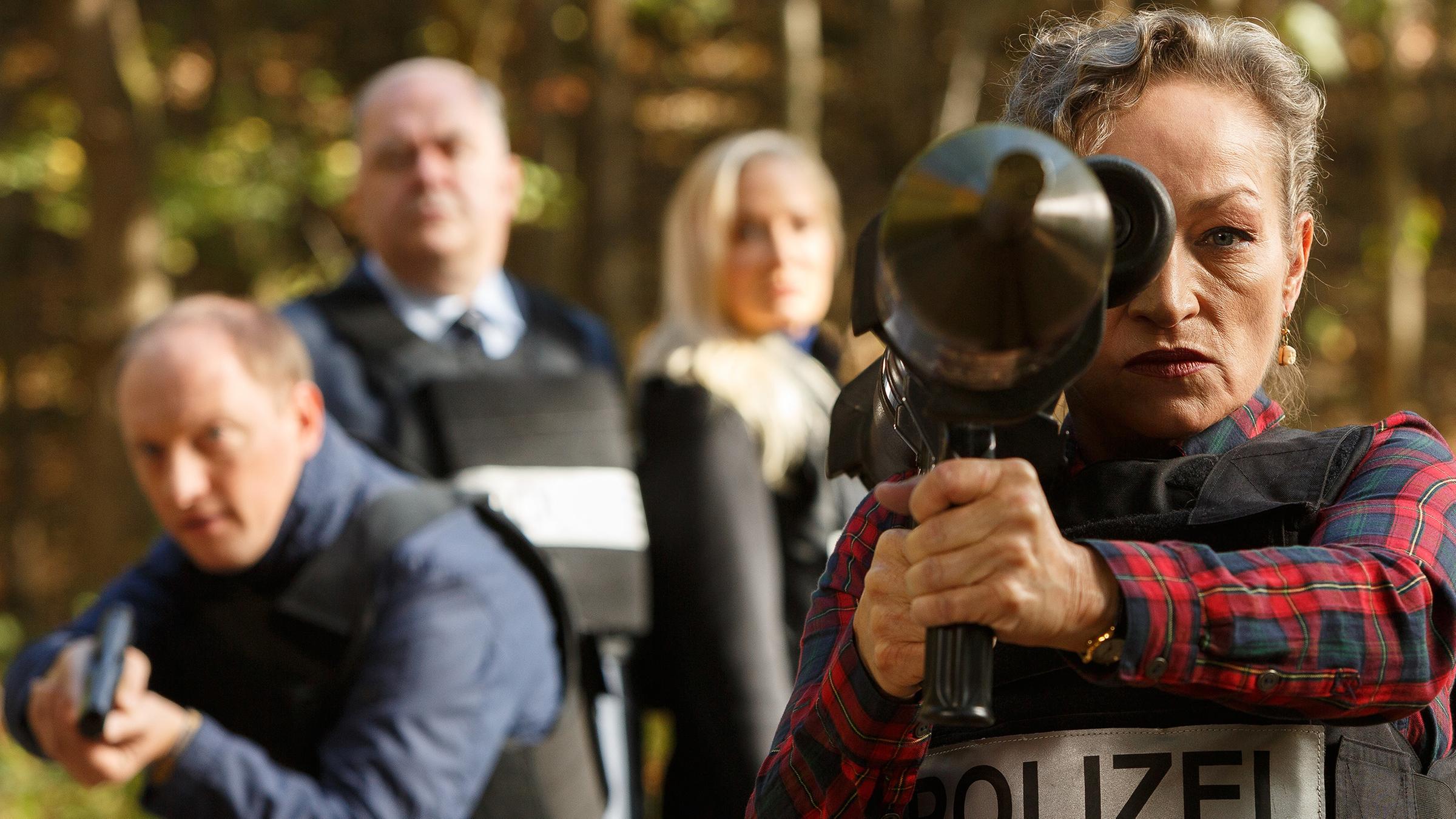 Mario Korthals (Steffen Will, l.), Hauptkommissar Grün (Timo Dierkes, 2.v.l.), Staatsanwältin Bannenberg (Janine Kunze, 2.v.r.) und Dr. Hannah Holle (Angelika Bartsch, r.), lässt nichts unversucht, um Kommissar Nikolas Heldt zu befreien.