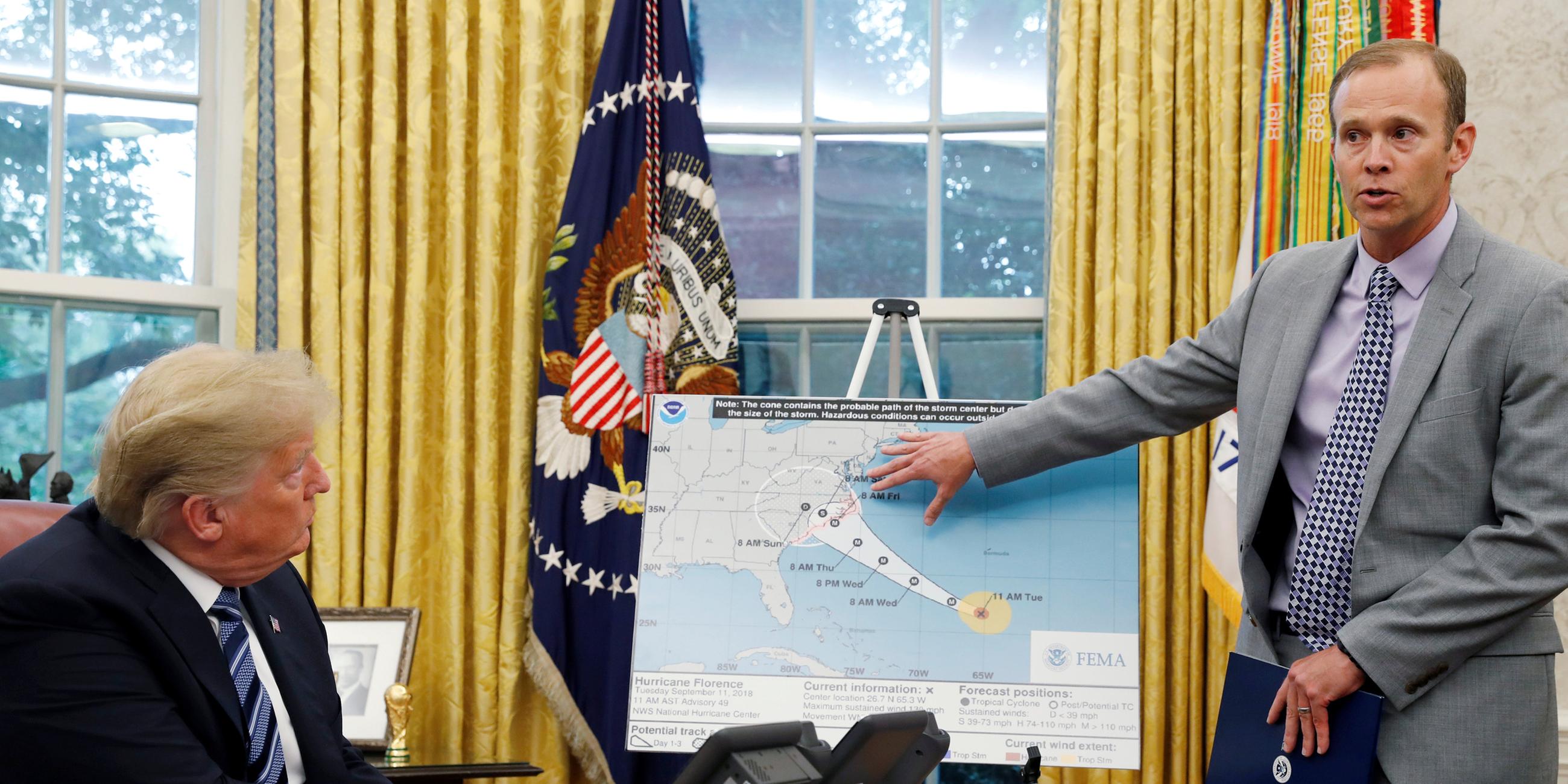 Brock Long, Administrator der US-Katastrophenschutzbehörde FEMA (Federal Emergency Management Agency), und US-Präsident Donald Trump am 11.9.2018