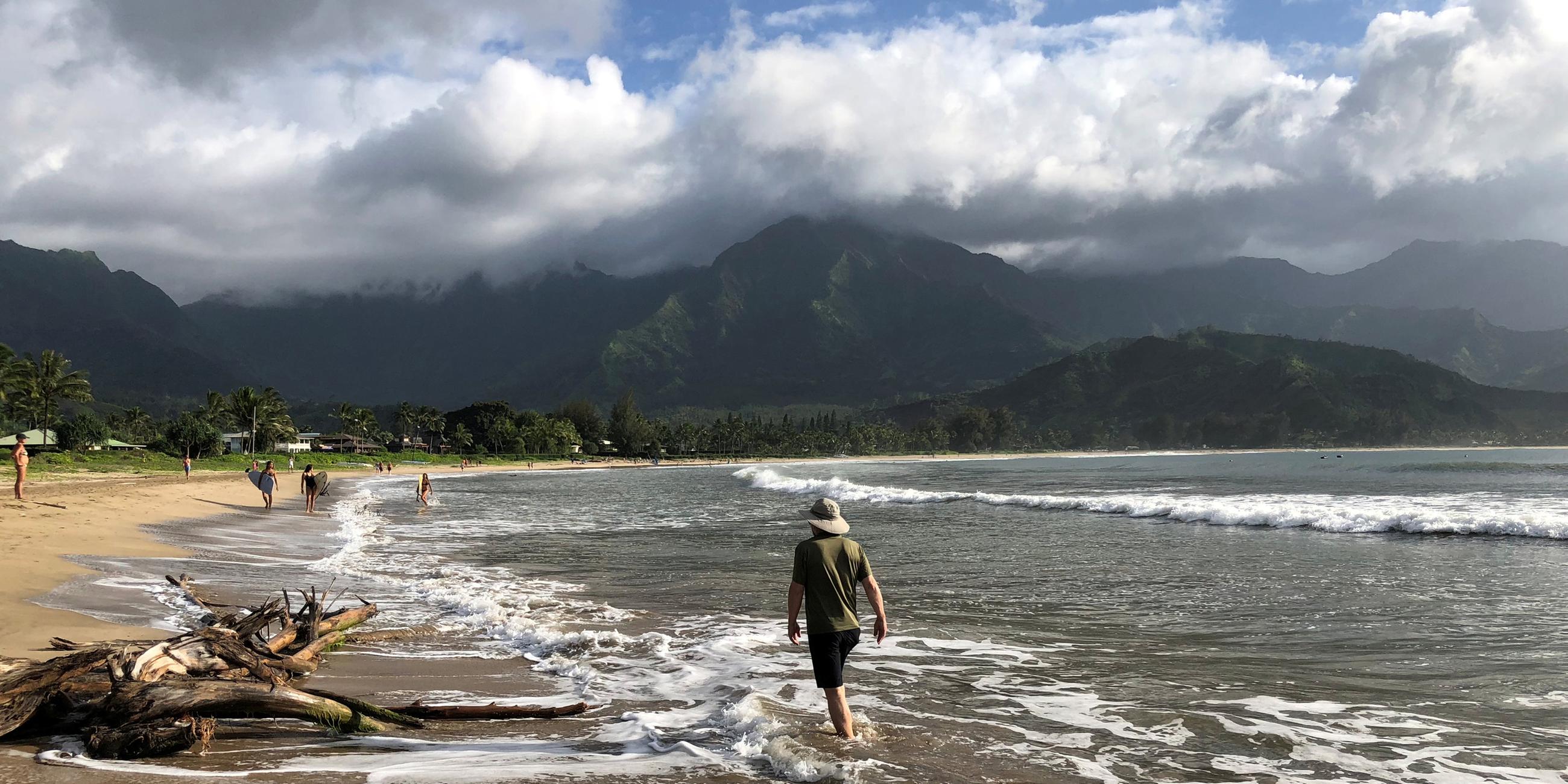 Spaziergänger gehen entlang eines Strandes in Hawaii am 23.08.2018