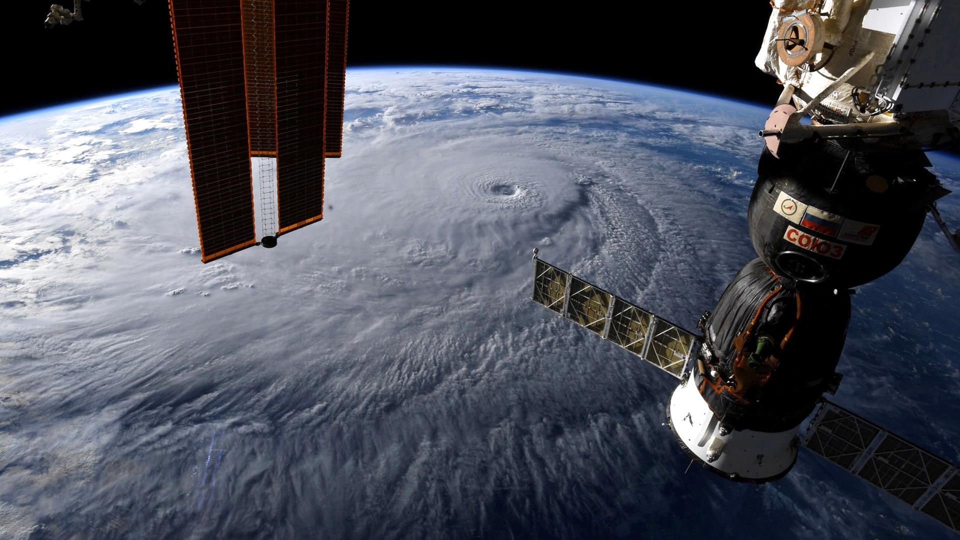Von der internationalen Raumstation aufgenommenes Foto zeigt die Hurrikanspur in den frühen Morgenstunden in der Nähe von Hawaii am 23.08.2018