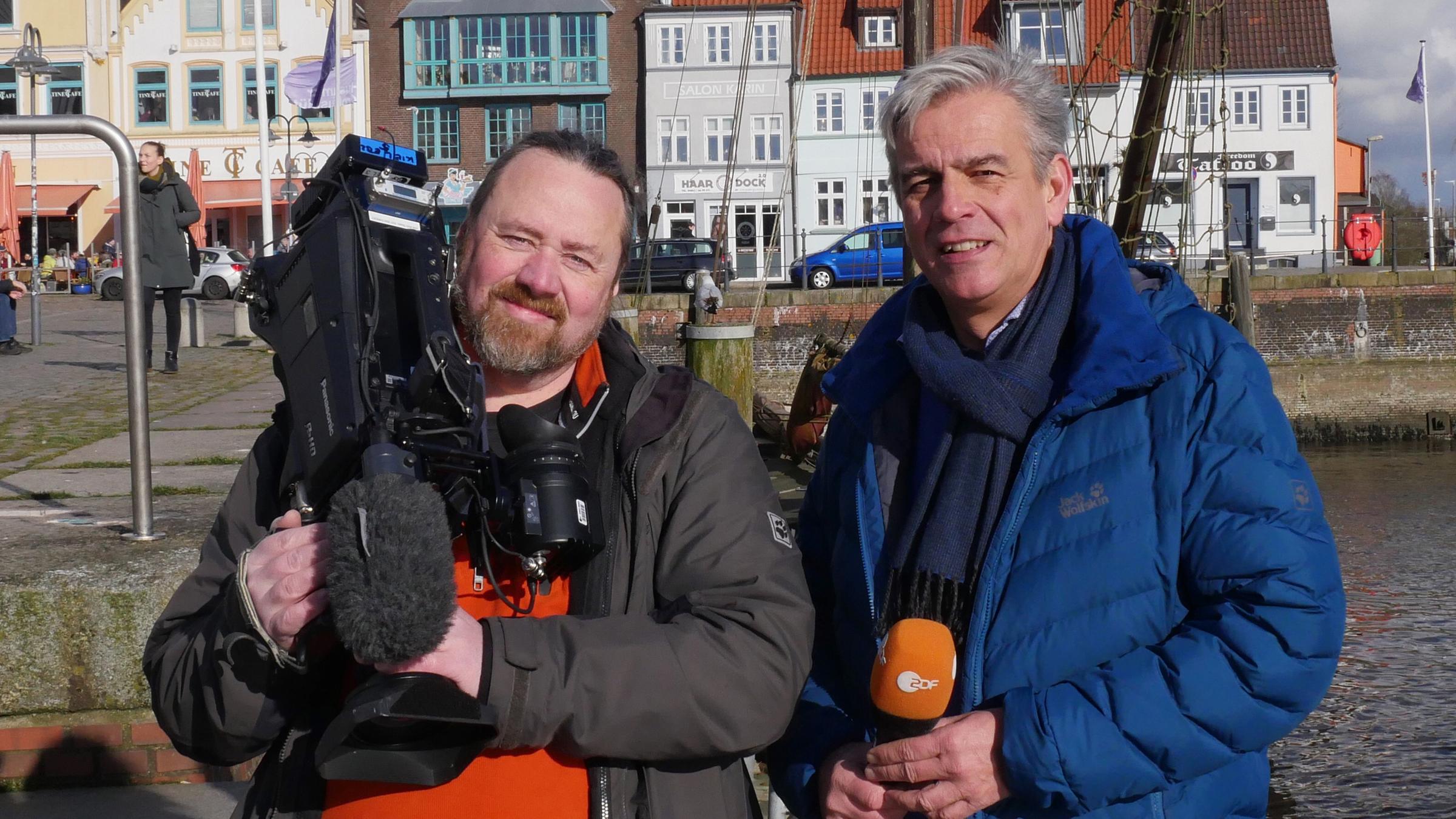 ZDF-Reporter Henner Hebestreit mit seinem Kameramann Thomas Henke.