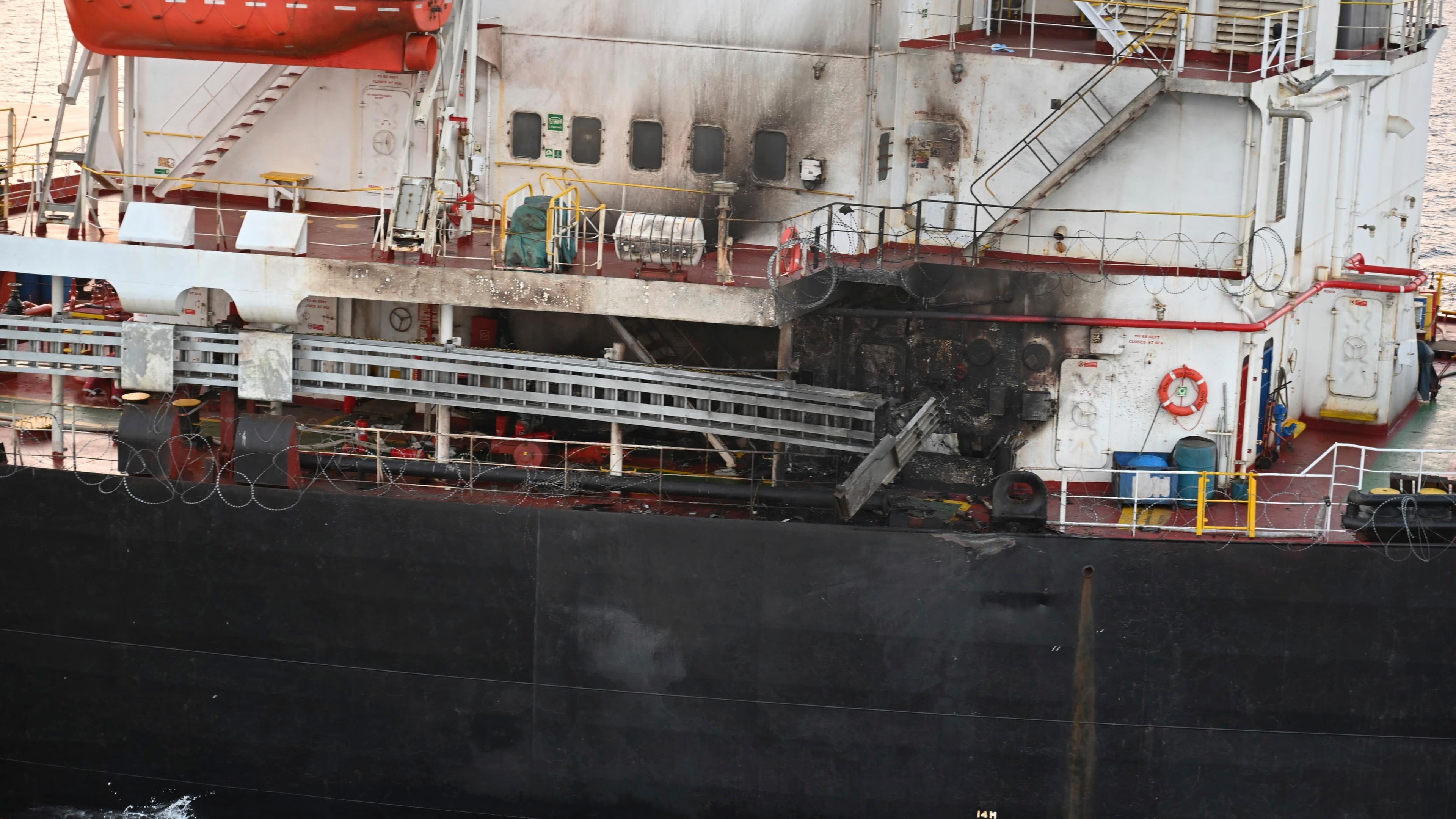 Dieses von der indischen Marine zur Verfügung gestellte Foto zeigt das beschädigte in US-Besitz befindliche Schiff Genco Picardy im Golf von Aden.