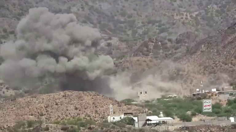 Dieser Screenshot aus undatiertem Videomaterial, das am 12. September 2026 vom Ansarullah Media Centre veröffentlicht wurde, zeigt angeblich Rauch, der in der Ferne aufsteigt, während die Kämpfe zwischen Huthi-Kämpfern und von Saudi-Arabien unterstützten Streitkräften andauern.