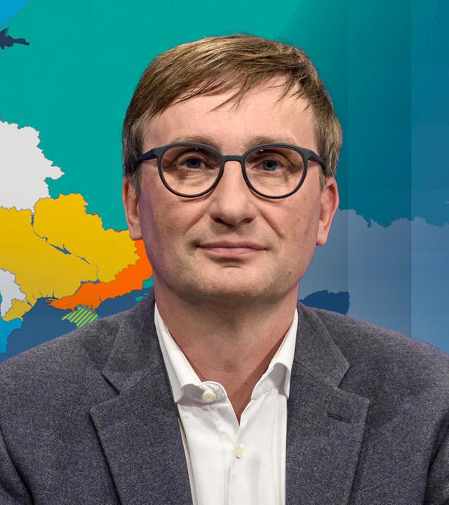 Sönke Neitzel vor einer Karte Europas mit der Ukraine im Zentrum.