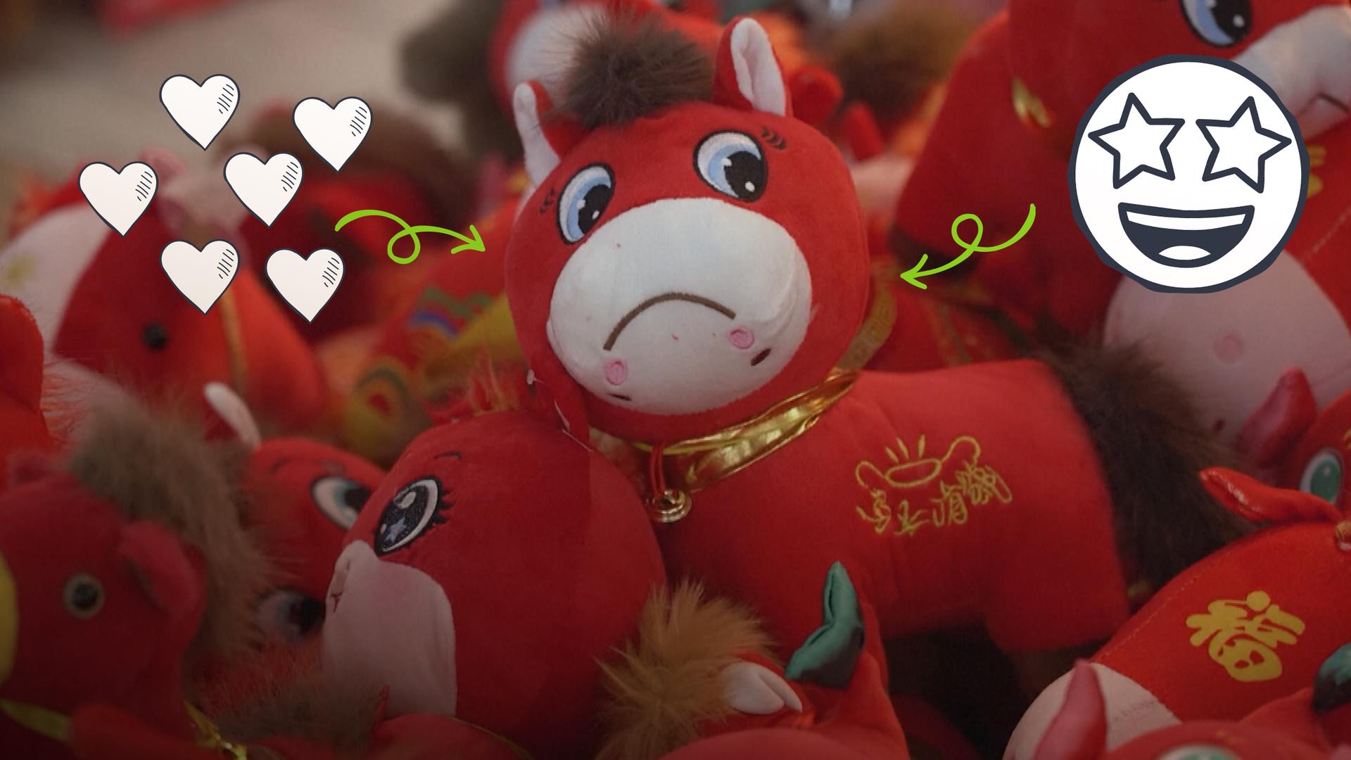 Plüschpferd mit traurigem Gesicht, daneben freudiges Emoji mit Herzchen