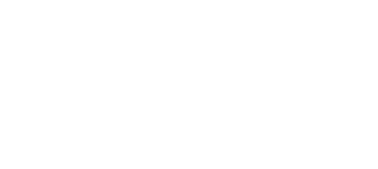 Ein Polizist und eine Frau stehen vor einem alten amerkanischen Auto auf dem eine Schüler-Heyvy-Metal Band posiert. Im Hintergrund sieht man Feuer und ein altes hölzernes Kirchengebäude.