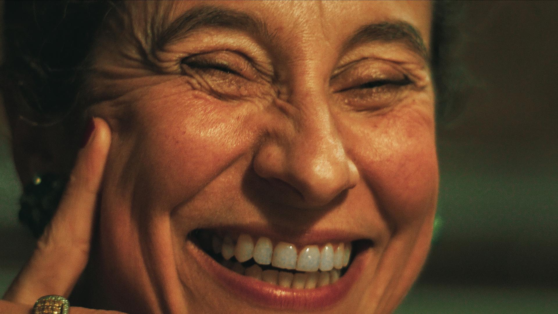 "I AM THE GREATEST - Die Heilung": Agathe (Susana Fernandes Genebra) versucht die angespannte Situation des Abendessens mit einem breiten Grinsen wegzulächeln.