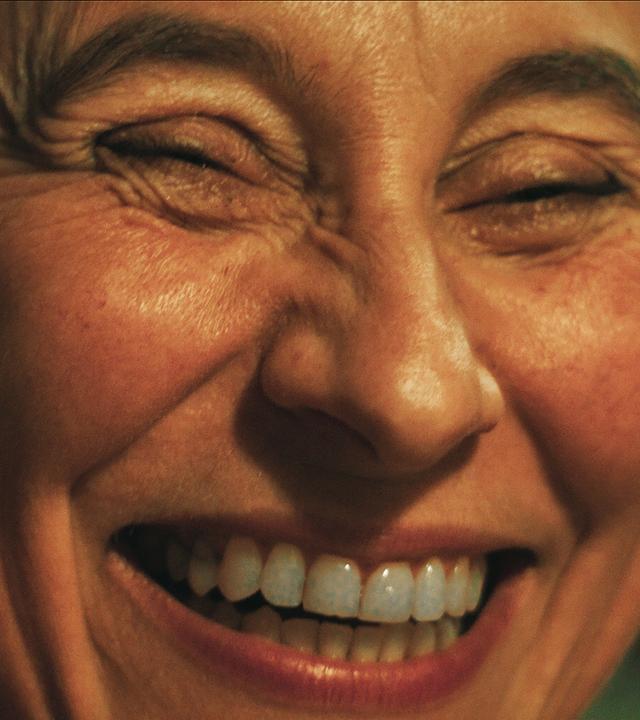 "I AM THE GREATEST - Die Heilung": Agathe (Susana Fernandes Genebra) versucht die angespannte Situation des Abendessens mit einem breiten Grinsen wegzulächeln.