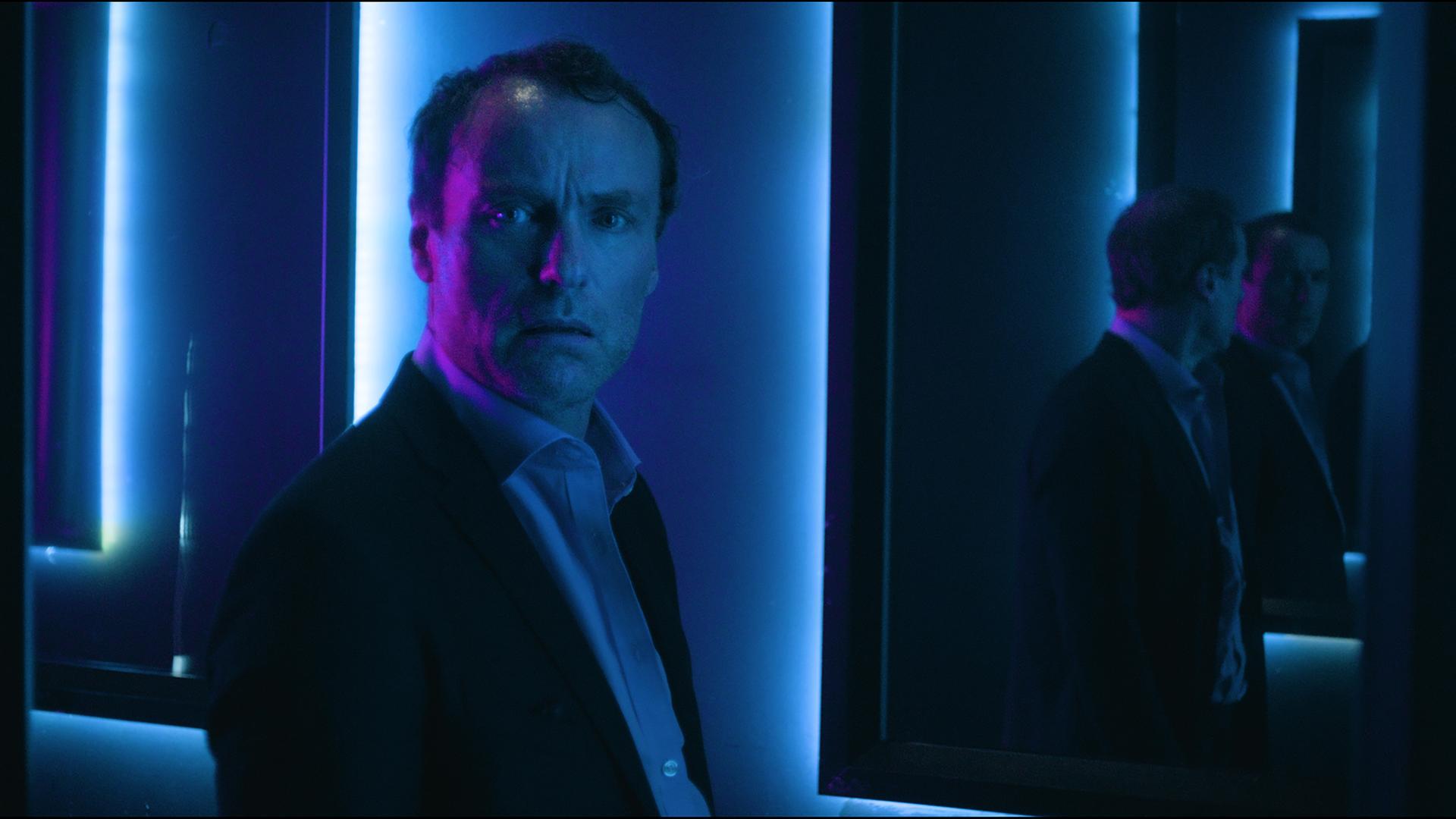 "I AM THE GREATEST - Agent of Change": Karsten Drechsler (Mark Waschke) sieht sich selbst im Spiegel und schaut kritisch.