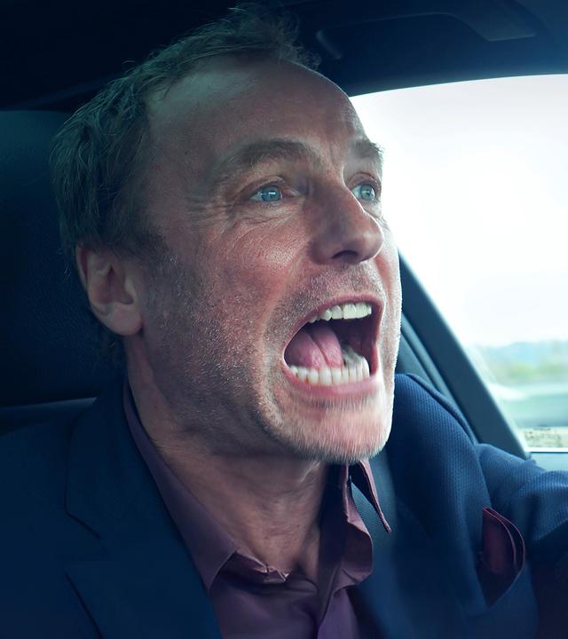 "I AM THE GREATEST": Karsten Drechsler (Mark Waschke) ist mit seinem Auto auf der Autobahn unterwegs und brüllt andere Fahrzeuge an.