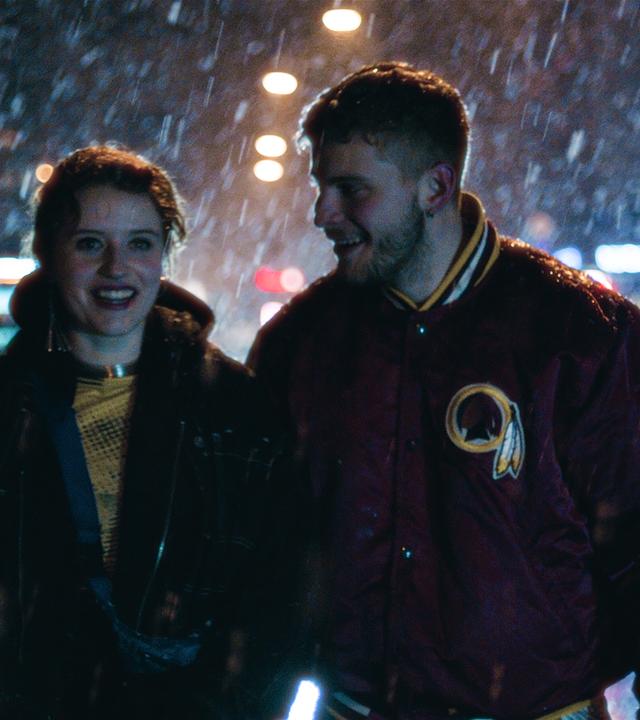 "I AM THE GREATEST - Weil ich ein Kind der Sonne bin": Marie (Katharina Stark) und Gabriel (Ben Felipe) laufen durch die regnerische Nacht und lächeln sich an.