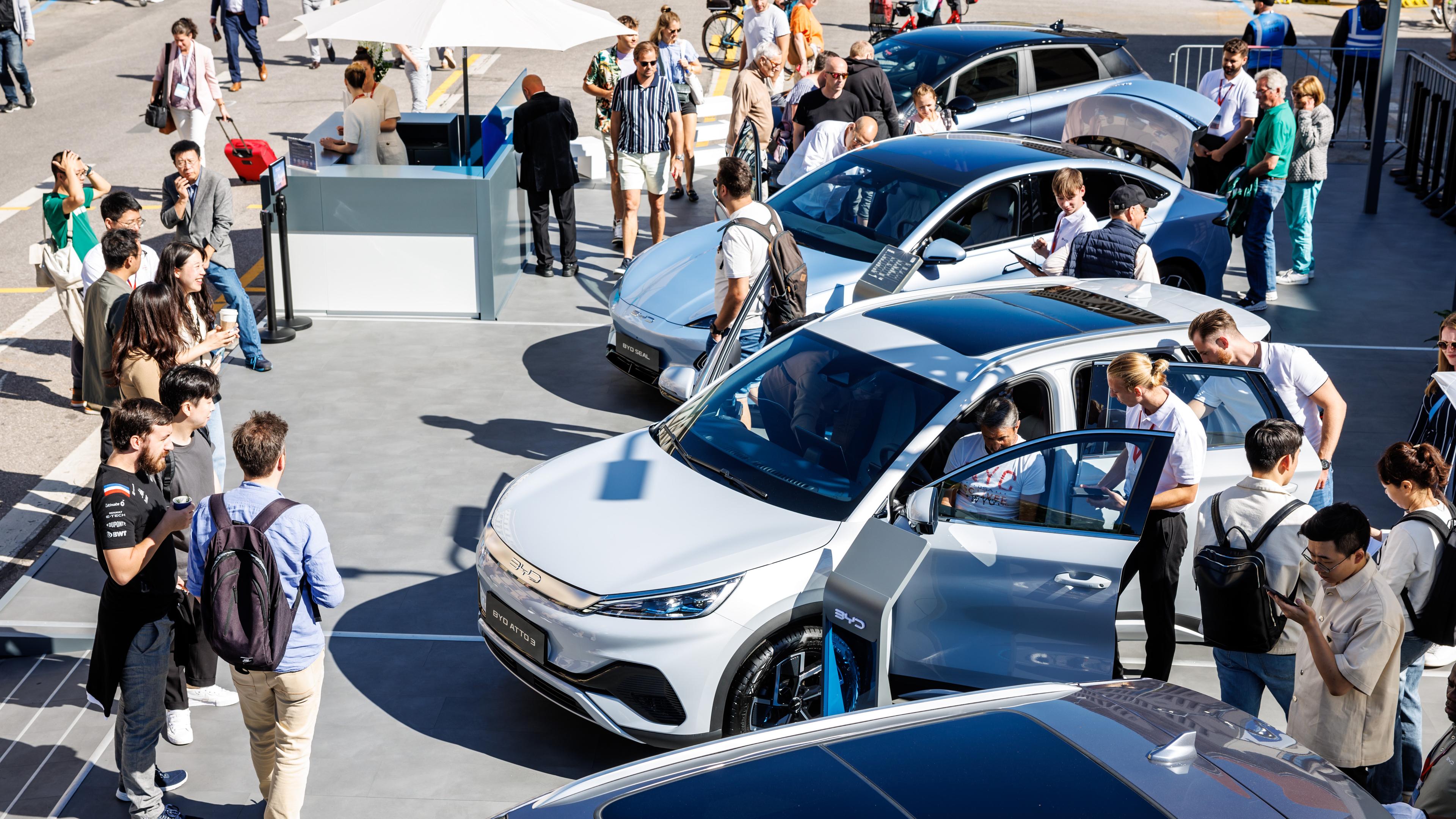 Bayern, München: Standbesucher betrachten die Fahrzeuge am Stand des chinesischen Herstellers BYD auf dem sogenannten Open Space der Automesse IAA 2023 in der Stadt.