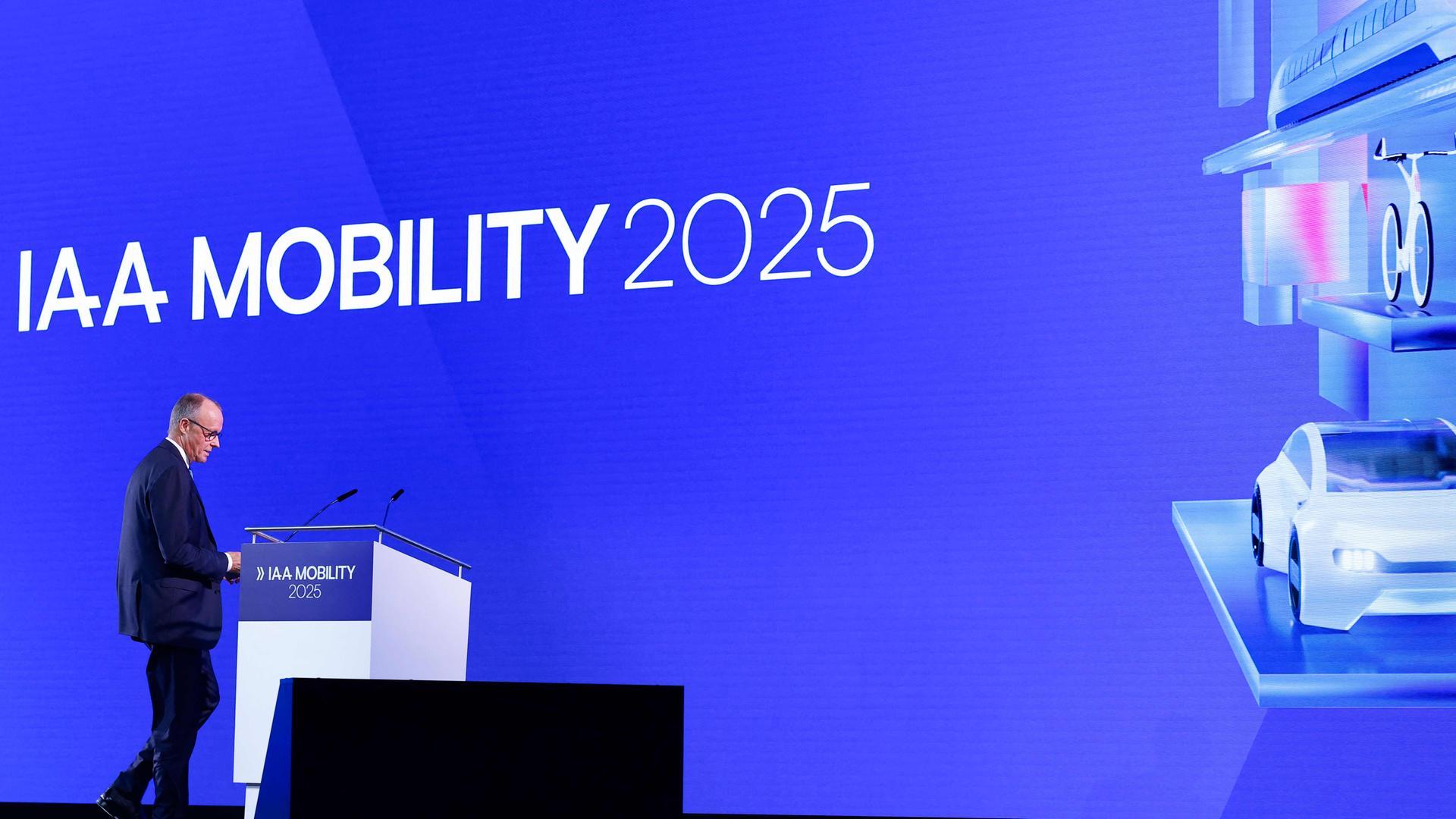 Bayern, München: Bundeskanzler Merz steht auf der Bühne bei der Eröffnung der Automesser IAA.