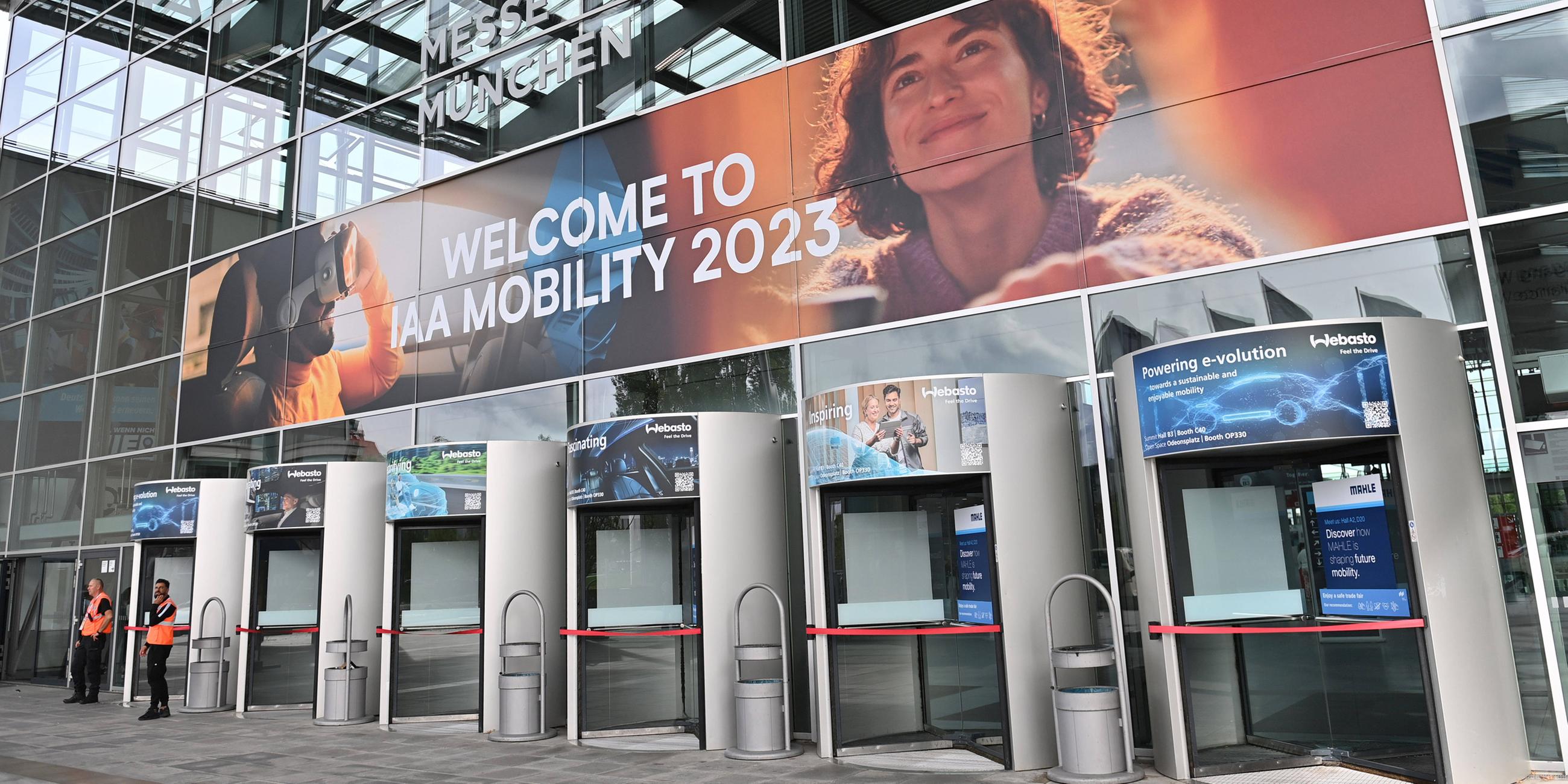 Eingang zur IAA Mobility 2023 in der Messe Riem in München