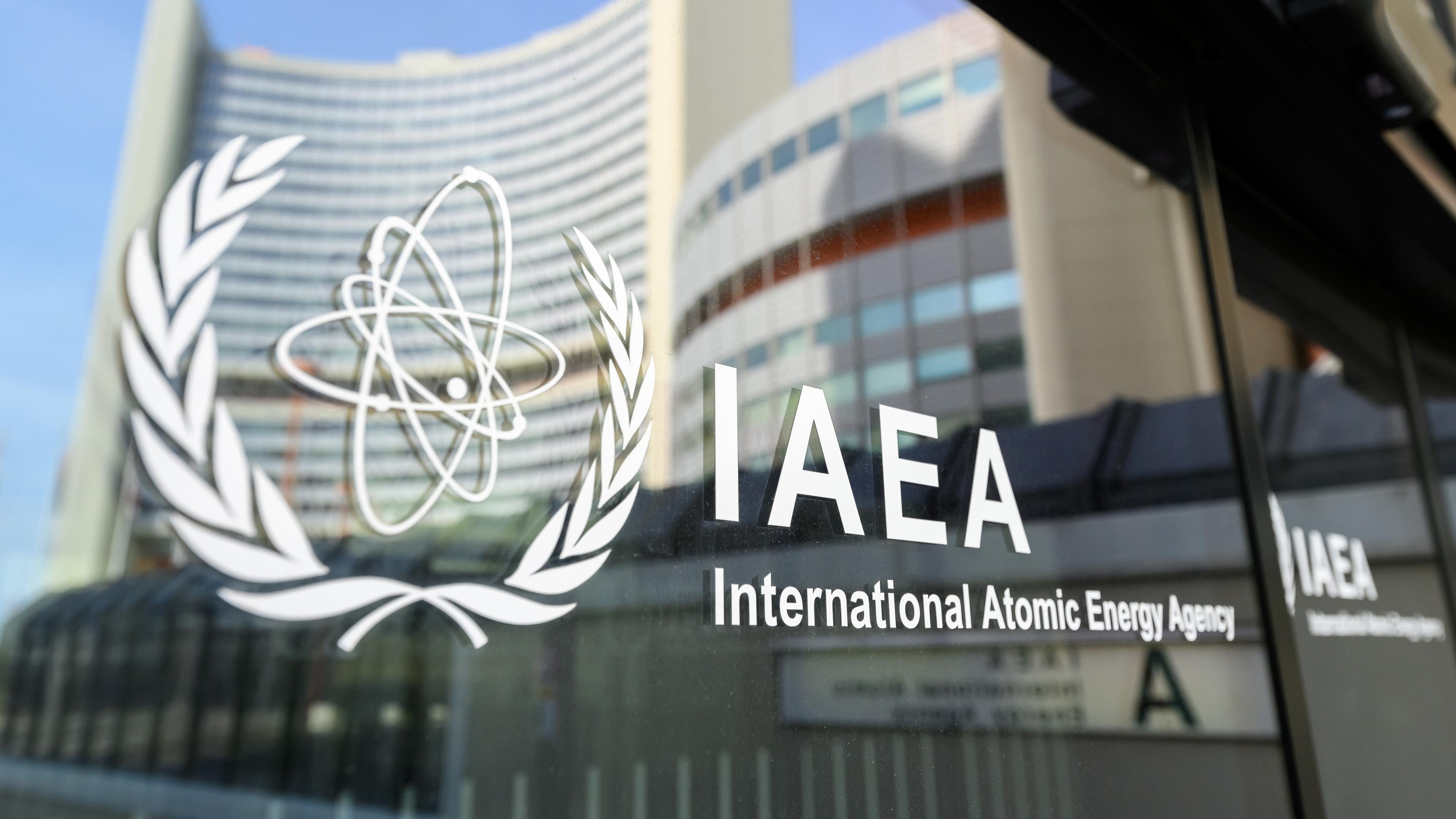 Das Logo der der Internationalen Atomenergiebehörde (IAEA) am Hauptquartier der Behörde in Wien.