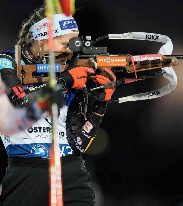 Anna Weidel aus Deutschland steht auf der Schießbahn während des 15-km-Einzelwettbewerbs der Frauen beim IBU Biathlon World Cup in Östersund, Schweden