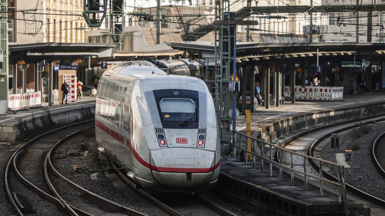 ICE fährt in Hauptbahnhof Wuppertal