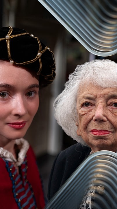 Schauspielerin Julia Anna Grob in ihrer Rolle als junge Margot Friedländer neben der realen Person Margot Friedländer