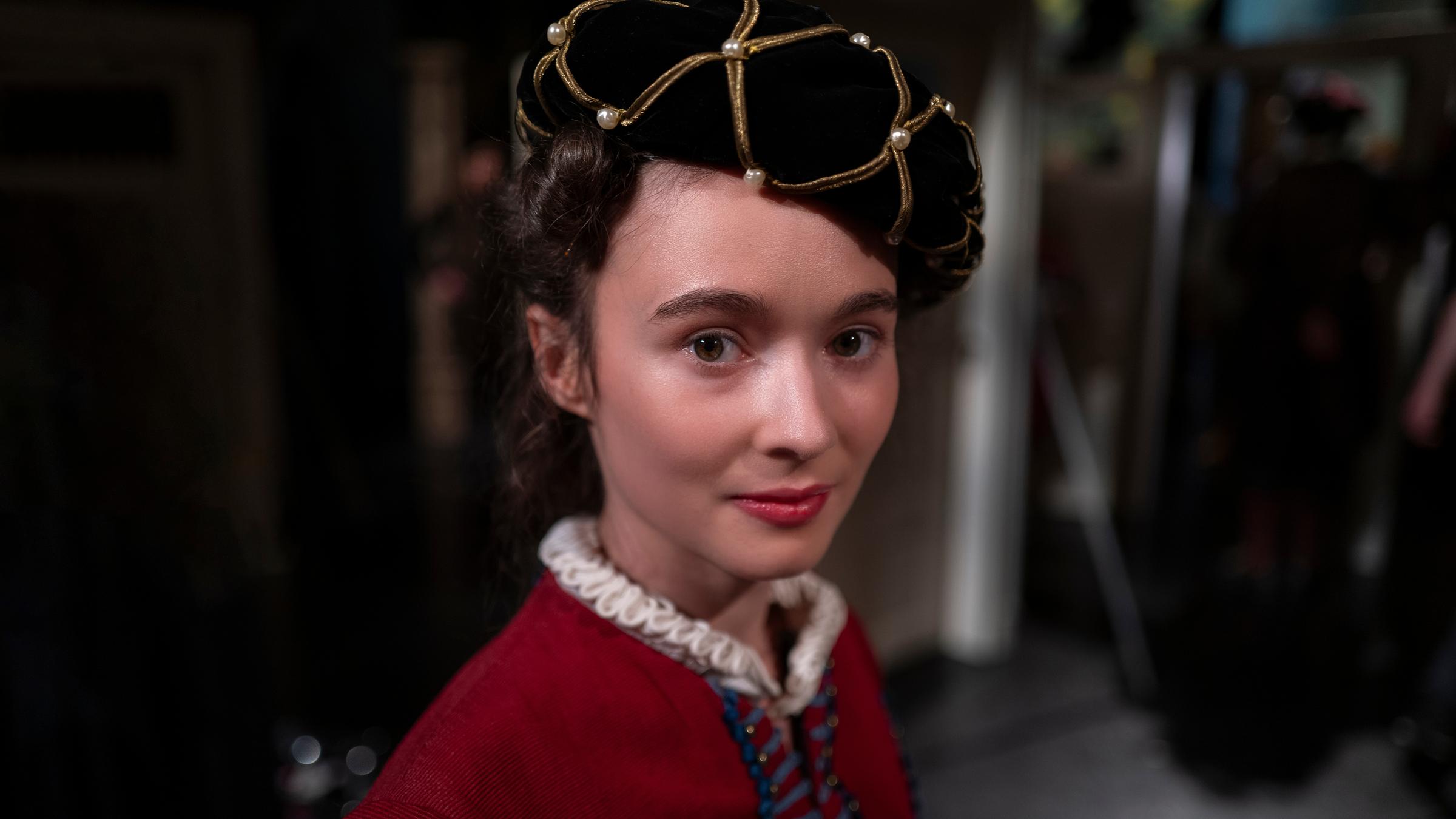 Die junge Margot (Julia Anna Grob) blickt im Pagenkostüm in die Kamera.