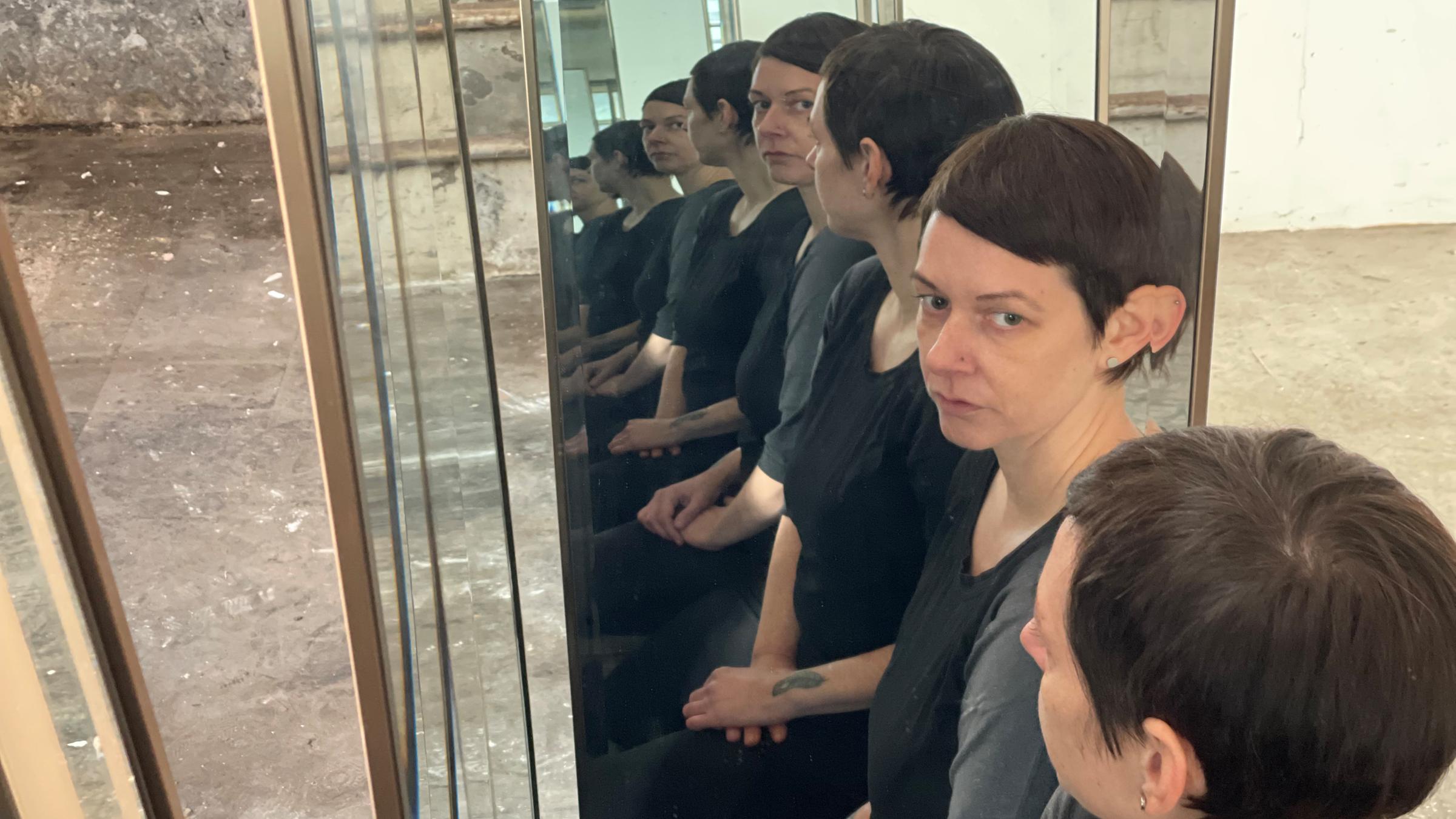 "37° Ich bin viele - Leben als multiple Persönlichkeit": Sabrina schaut sich die Dopplungen ihres Spiegelbildes an.