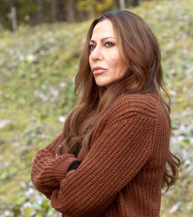 Katja Baumann (Simone Thomalla) und Louis Keita (Nikolaus Okonkwo) stehen mit ernstem Gesichtsausdruck in den Bergen.