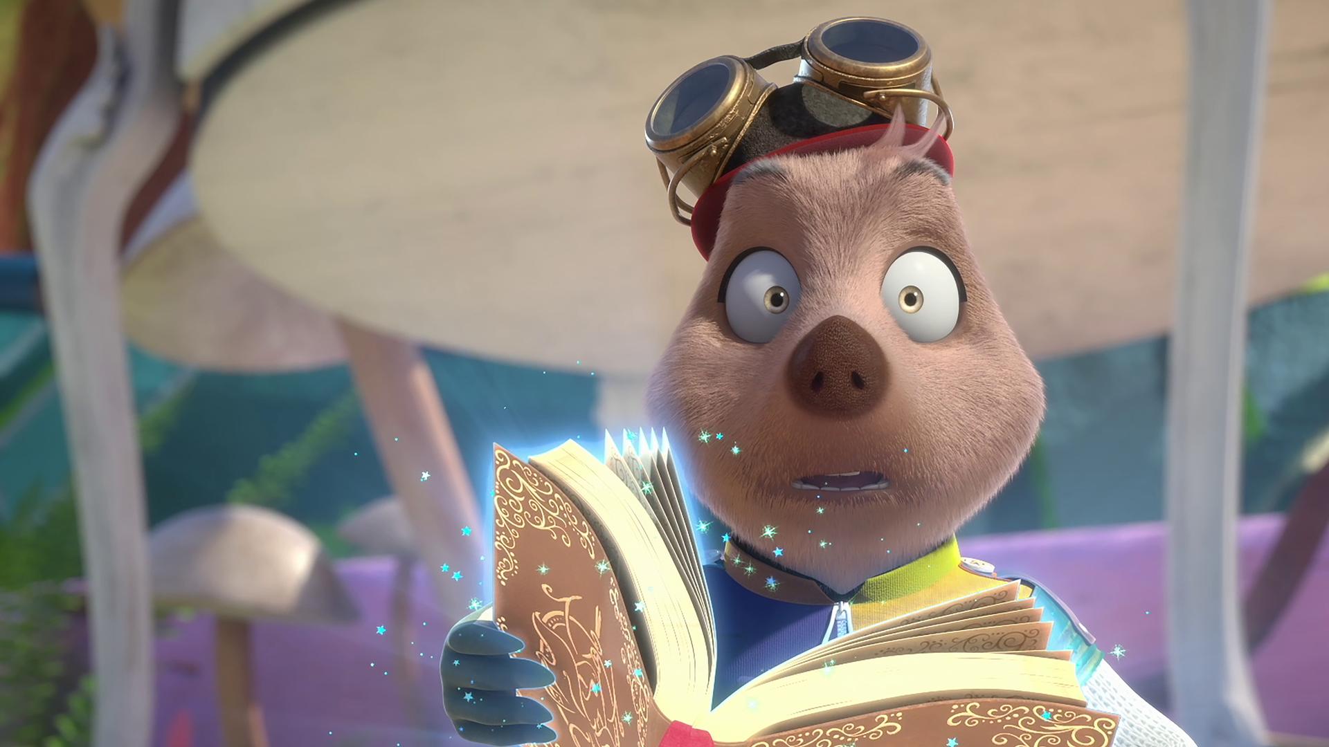 Der Gärtner steht im Park. In seinen Händen liegt das leuchtende magische Buch Mauli. Mit großen Augen und erschrockenem Blick schaut der Gärtner in die Kamera.