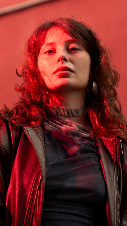 "37°Leben: Ich war Prostituierte": Vivien steht vor einem roten Haus schaut in Kamera.