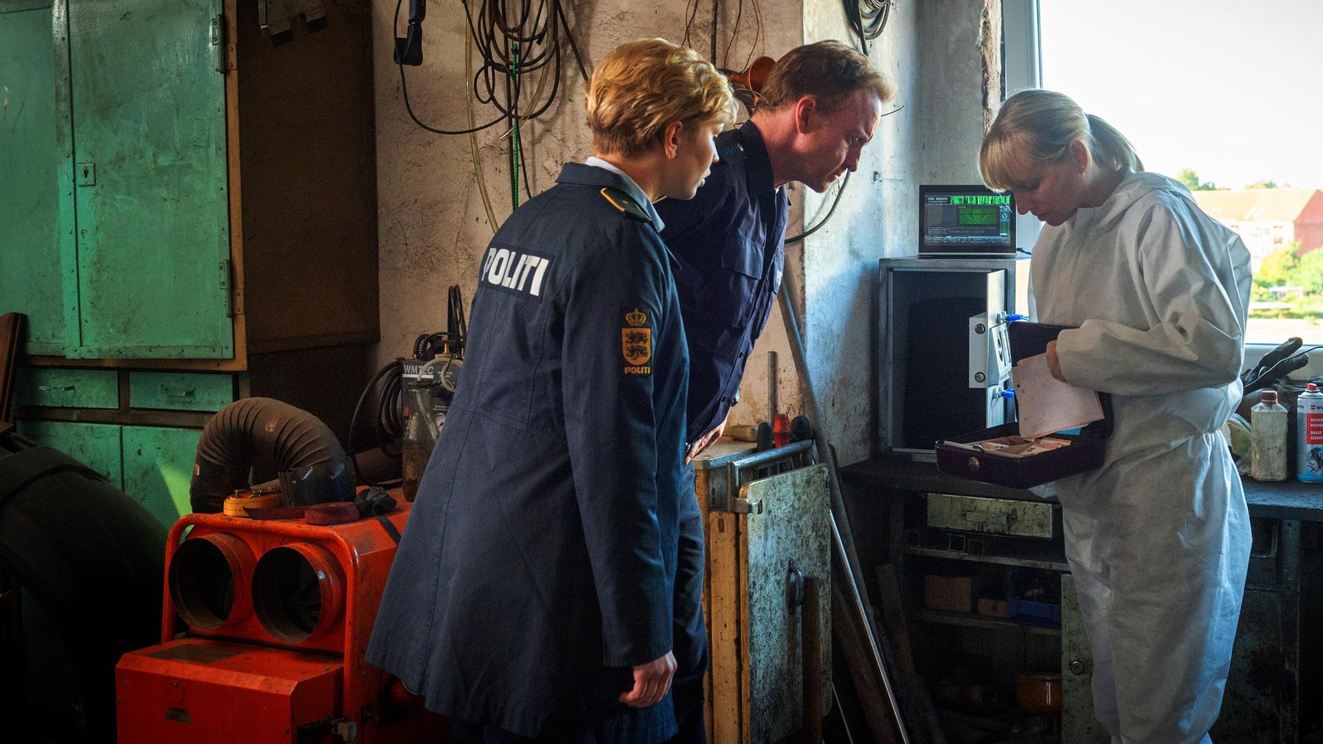 Roswitha Prinzler hat am Tatort einen Safe geknackt. Stine und Timmermann machen darin eine interessante Entdeckung