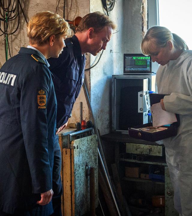 Roswitha Prinzler hat am Tatort einen Safe geknackt. Stine und Timmermann machen darin eine interessante Entdeckung