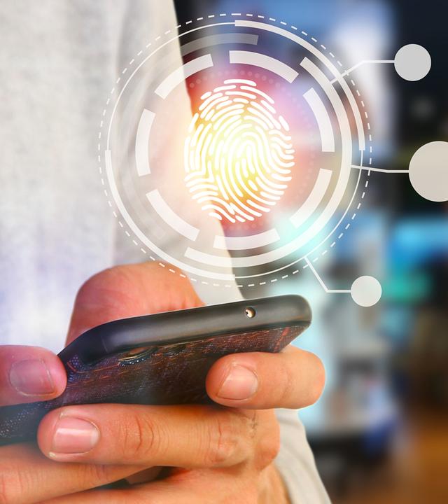 Person verifiziert Identität mit Fingerabdruckscan auf Handy 
