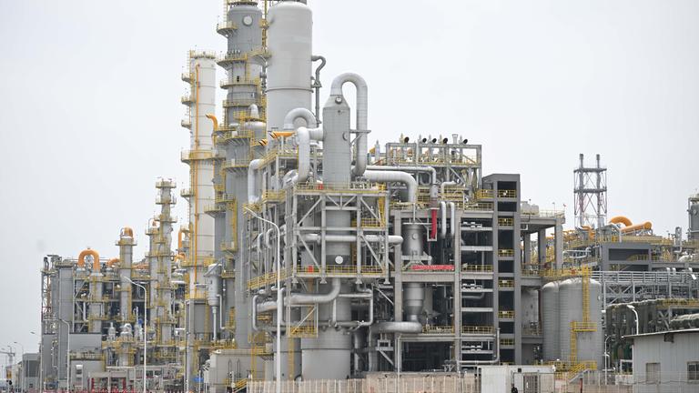China, Zhanjiang: Die Anlagen des integrierten Standorts der BASF in der südchinesischen Provinz Guangdong. Der deutsche Chemieriese BASF hat am Donnerstag (26.03.2026) seinen riesigen Produktionskomplex in Betrieb genommen und damit das größte Einzelinvestitionsprojekt im Besitz eines deutschen Unternehmens in China abgeschlossen.