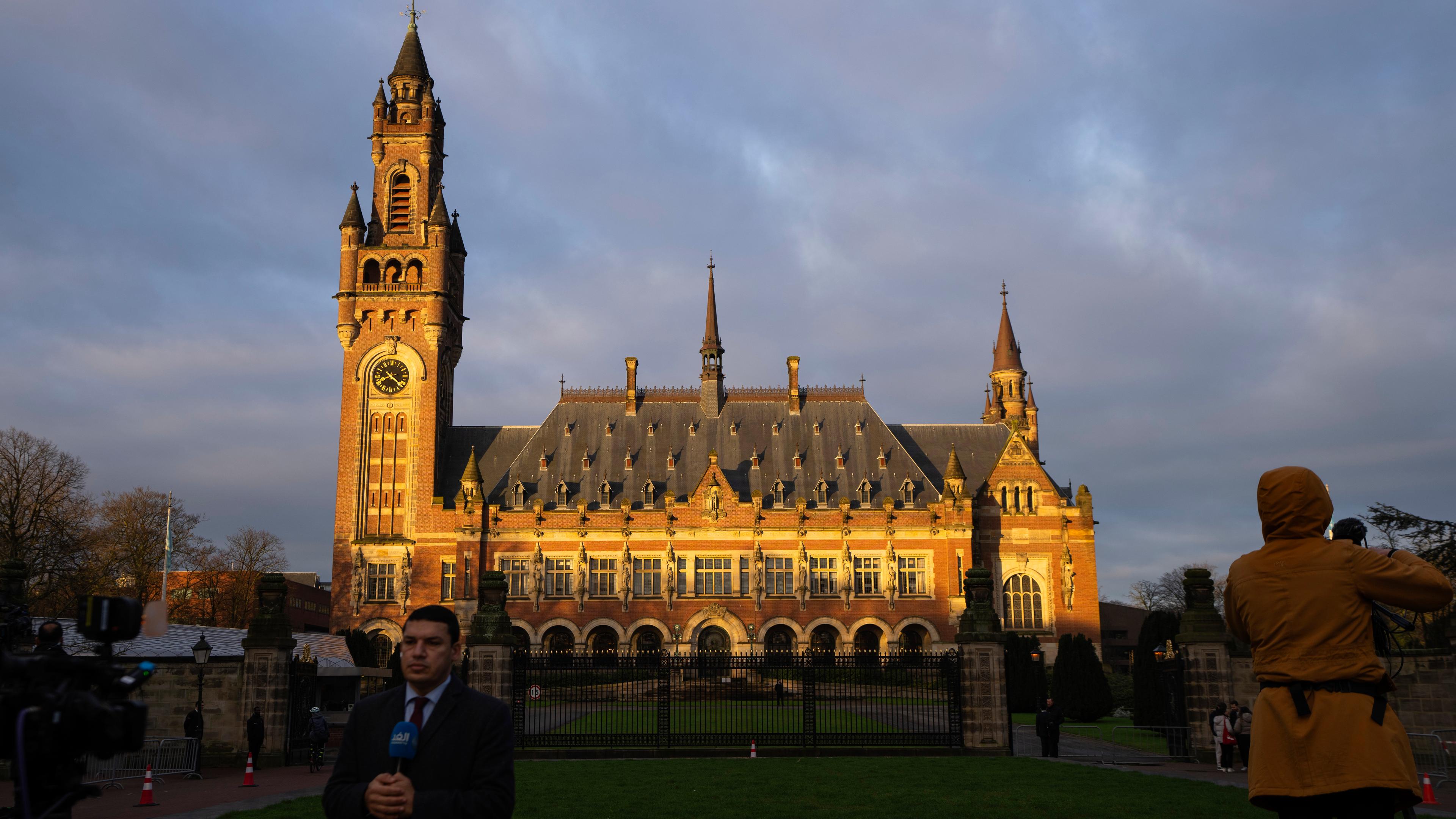Niederlande, Den Haag: Journalisten berichten vor dem Friedenspalast, in dem das oberste Gericht der Vereinten Nationen untergebracht ist