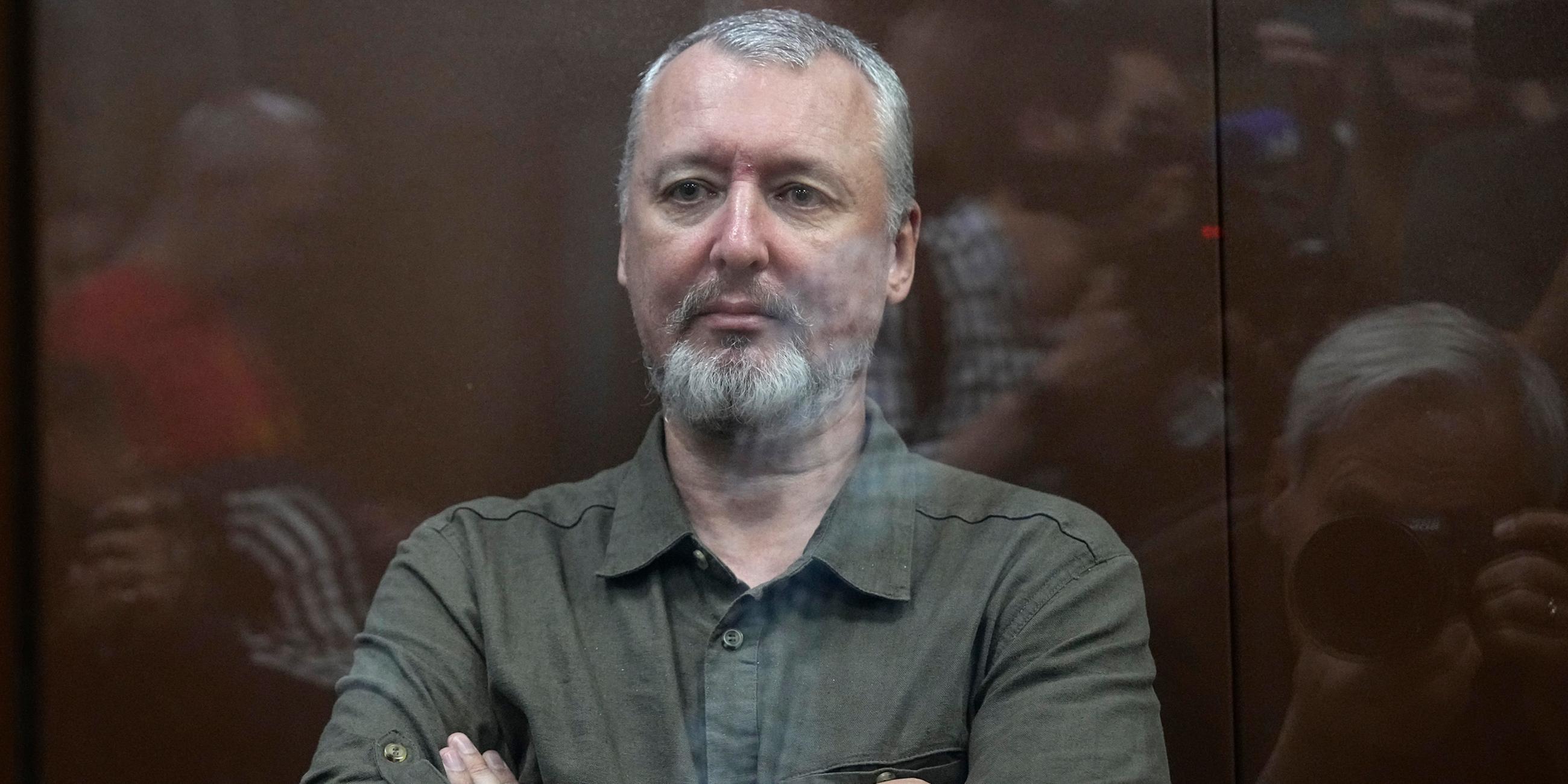 Igor Girkin sitzt in einem Glaskäfig in einem Gerichtssaal des Moskauer Meschtschanski-Bezirksgerichts am 21.07.2023.