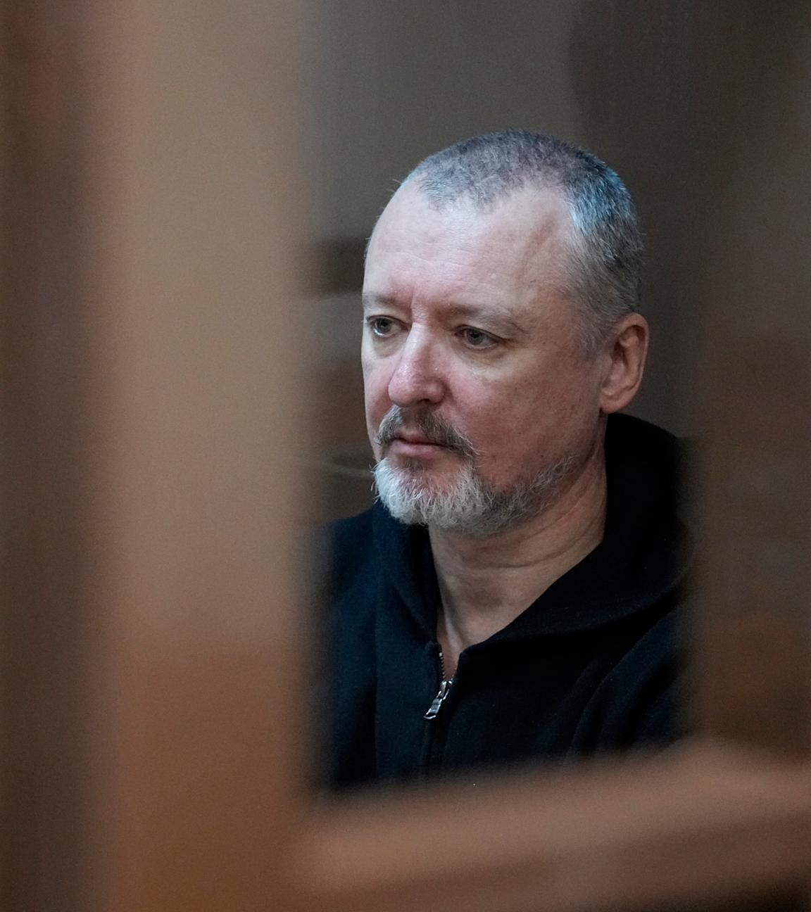 Russland, Moskau: Igor Girkin, auch bekannt als Igor Strelkov, der ehemalige Militärchef der von Russland unterstützten Separatisten in der Ostukraine, sitzt in einem Glaskäfig in einem Gerichtssaal des Moskauer Stadtgerichts