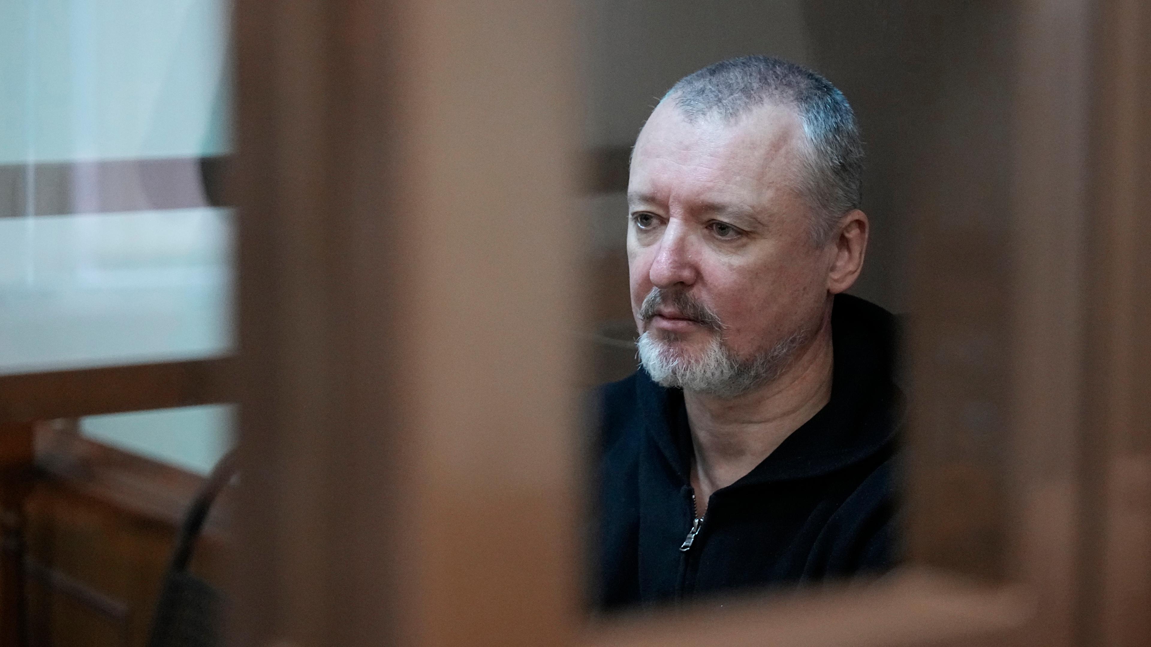 Russland, Moskau: Igor Girkin, auch bekannt als Igor Strelkov, der ehemalige Militärchef der von Russland unterstützten Separatisten in der Ostukraine, sitzt in einem Glaskäfig in einem Gerichtssaal des Moskauer Stadtgerichts