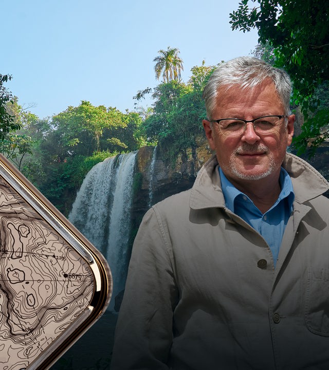 Landschaftspanorama der Iguazú-Wasserfälle zwischen Brasilien und Argentinien vor blauem Himmel