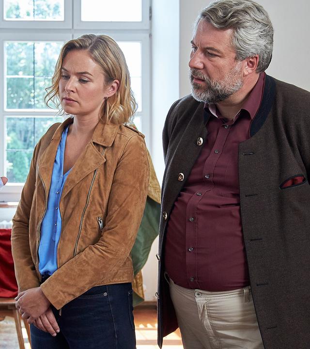 Herbert Franke (Andreas Nickl), übergibt den Kommissaren Winter (Vanessa Eckart) und Stadler (Dieter Fischer) ein Stück Papier, welches er in einem Priestergewand eingenäht gefunden hat.