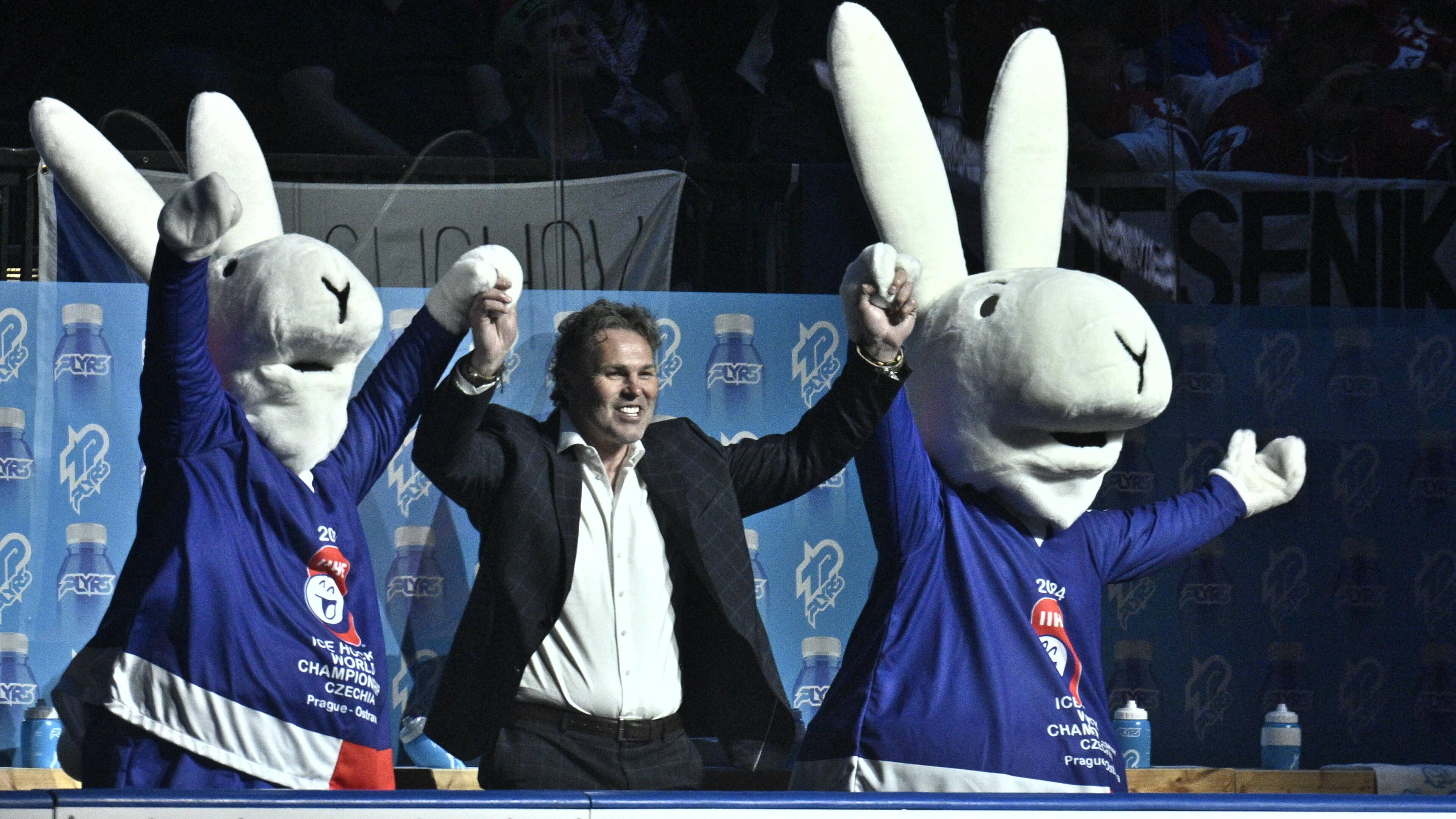 Der tschechische Eishockeyspieler Jaromir Jagr mit den zwei Maskottchen der diesjährigen Weltmeisterschaft