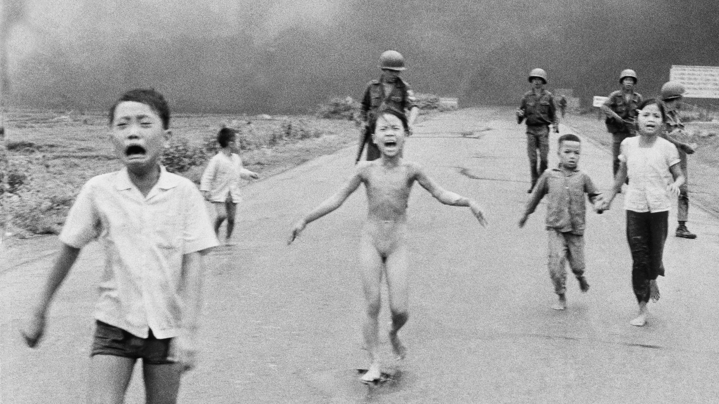 08.06.1972, Vietnam, Trang Bang: Die neunjährige Kim Phuc Phan Thi (M) flieht nackt mit ihren Brüdern und Cousins vor einem Napalm-Angriff.