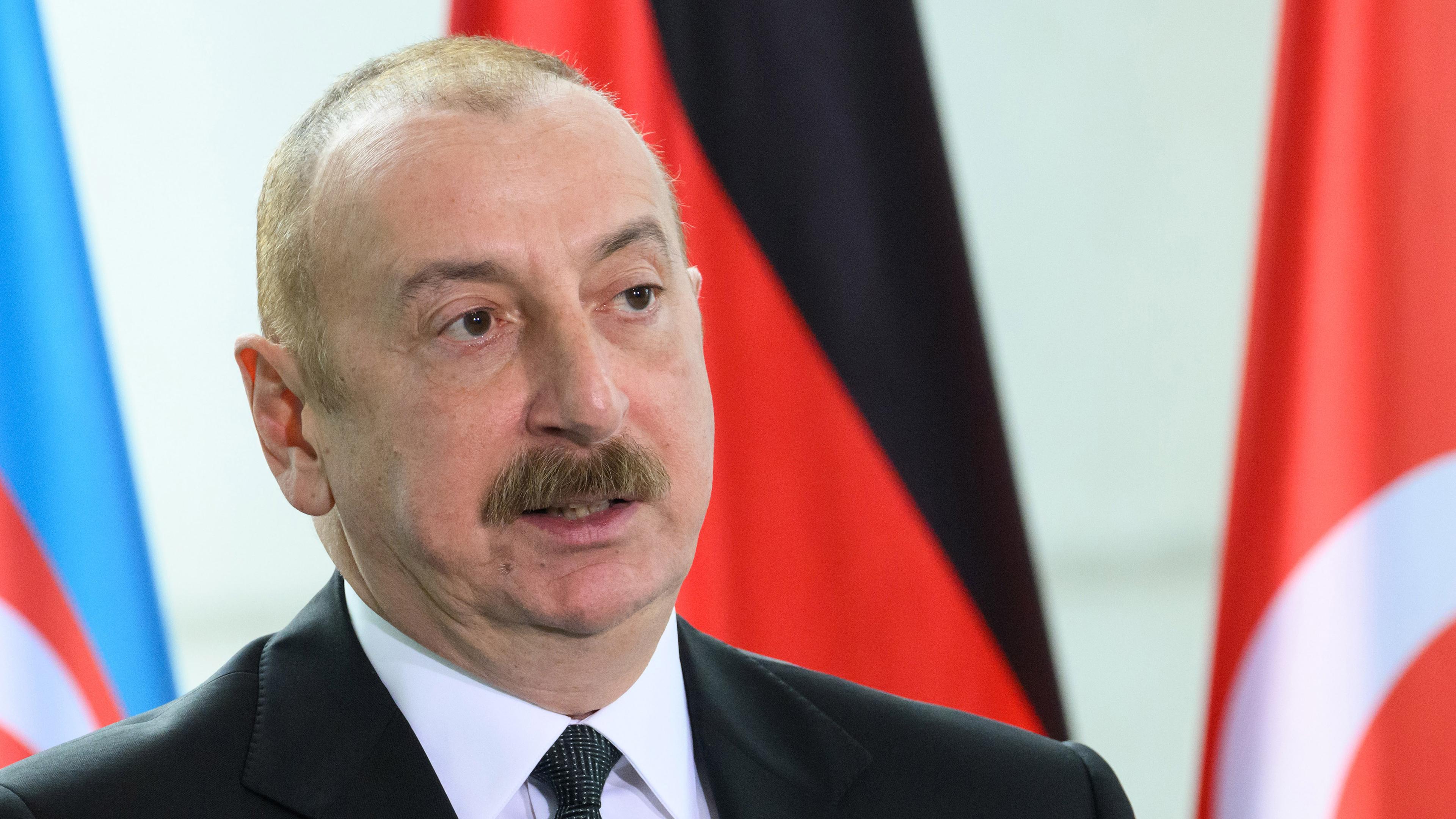 Archiv:  Ilham Alijew, Präsident von Aserbaidschan, äußert sich bei einer Pressekonferenz mit Bundeskanzler Scholz nach ihrem Gespräch im Bundeskanzleramt.