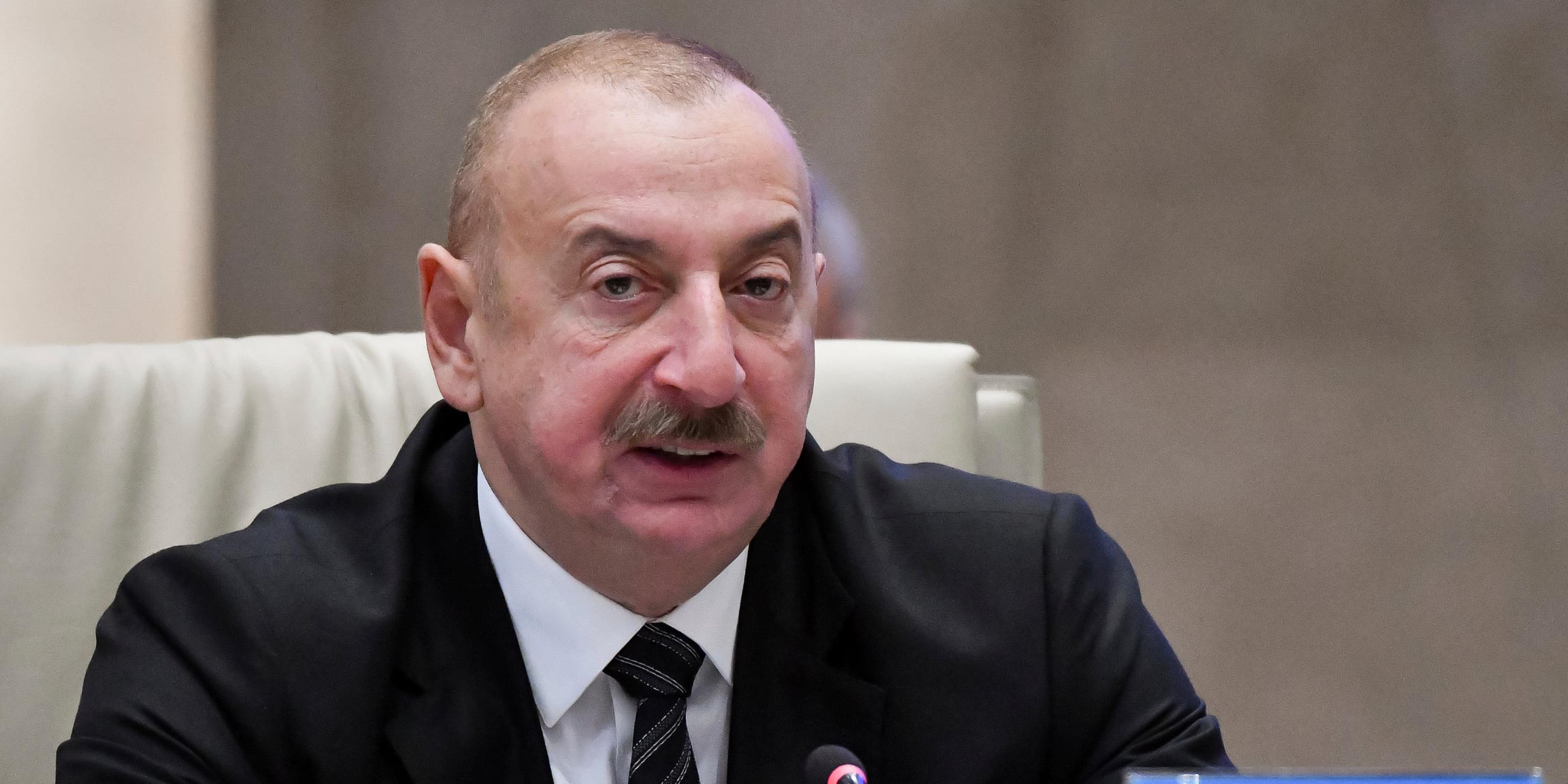 Ilham Alijew, Präsident von Aserbaidschan, nimmt an dem Gipfeltreffen der Organisation der Turkstaaten in der Staatsresidenz Yntymak Ordo teil.