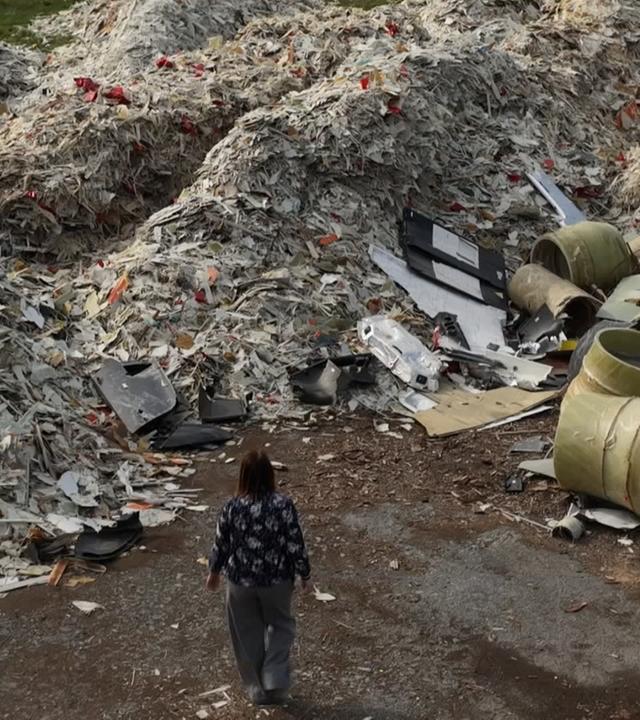 Berge von gehäckseltem Sondermüll auf illegaler Müllhalde