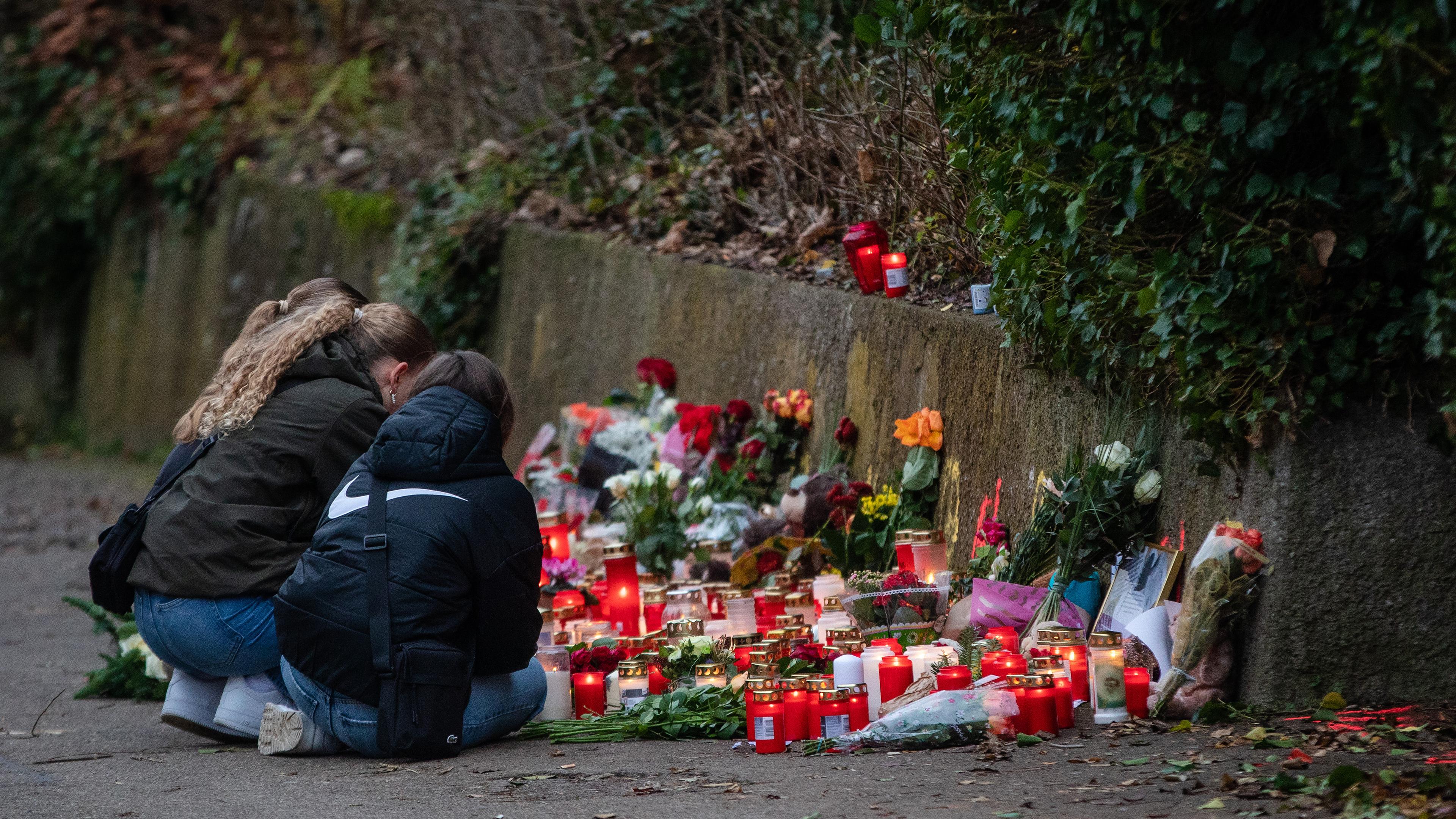 Drei Jugendliche trauern am Tatort in Illerkirchberg - dort wurden zwei Schülerinnen Opfer eines Messerangriffs (Aufnahme vom 6.12.2022)