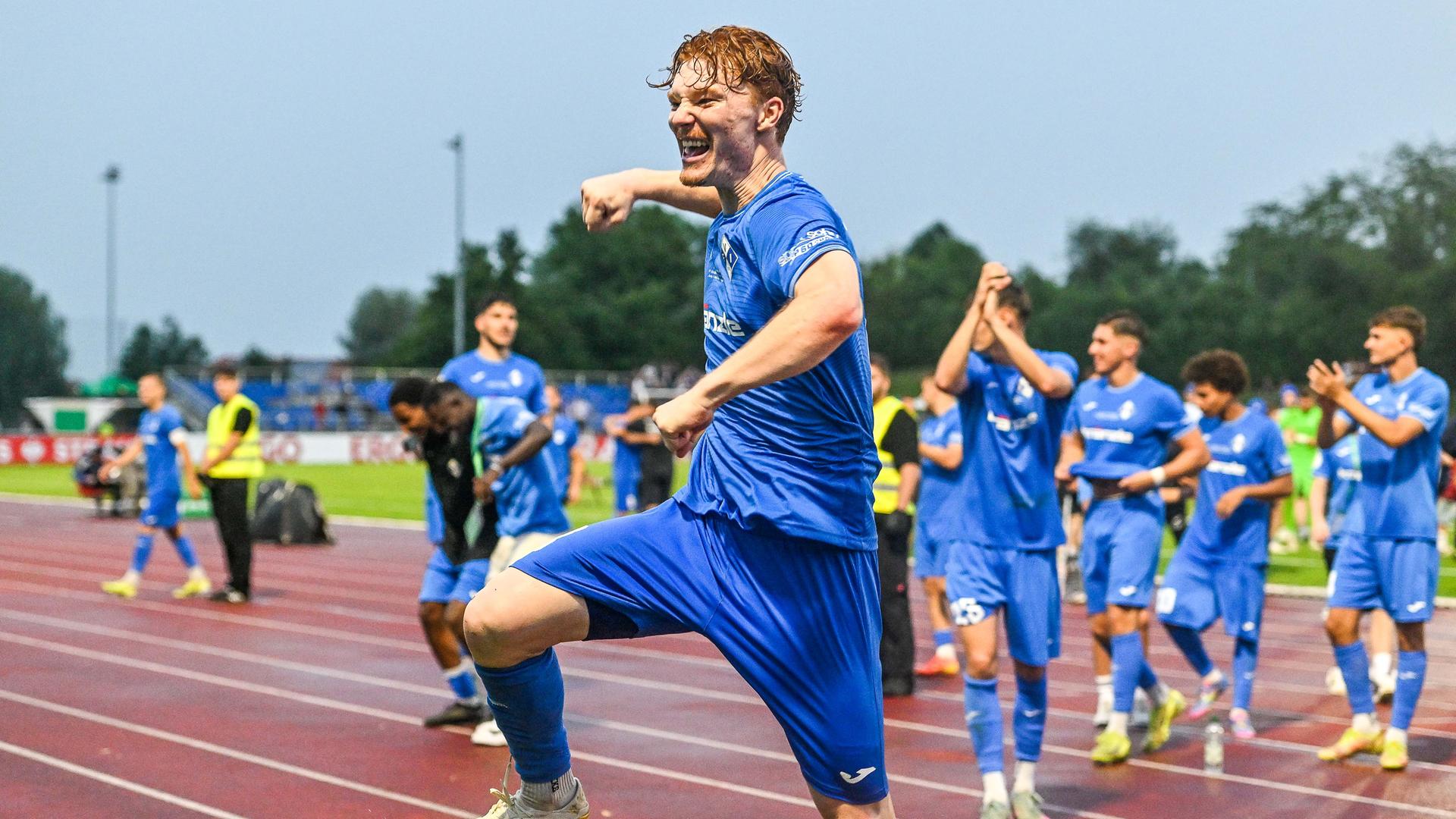Robin Muth bejubelt den Sieg im Spiel gegen den 1. FC Nürnberg