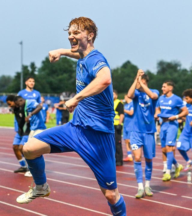 Robin Muth bejubelt den Sieg im Spiel gegen den 1. FC Nürnberg