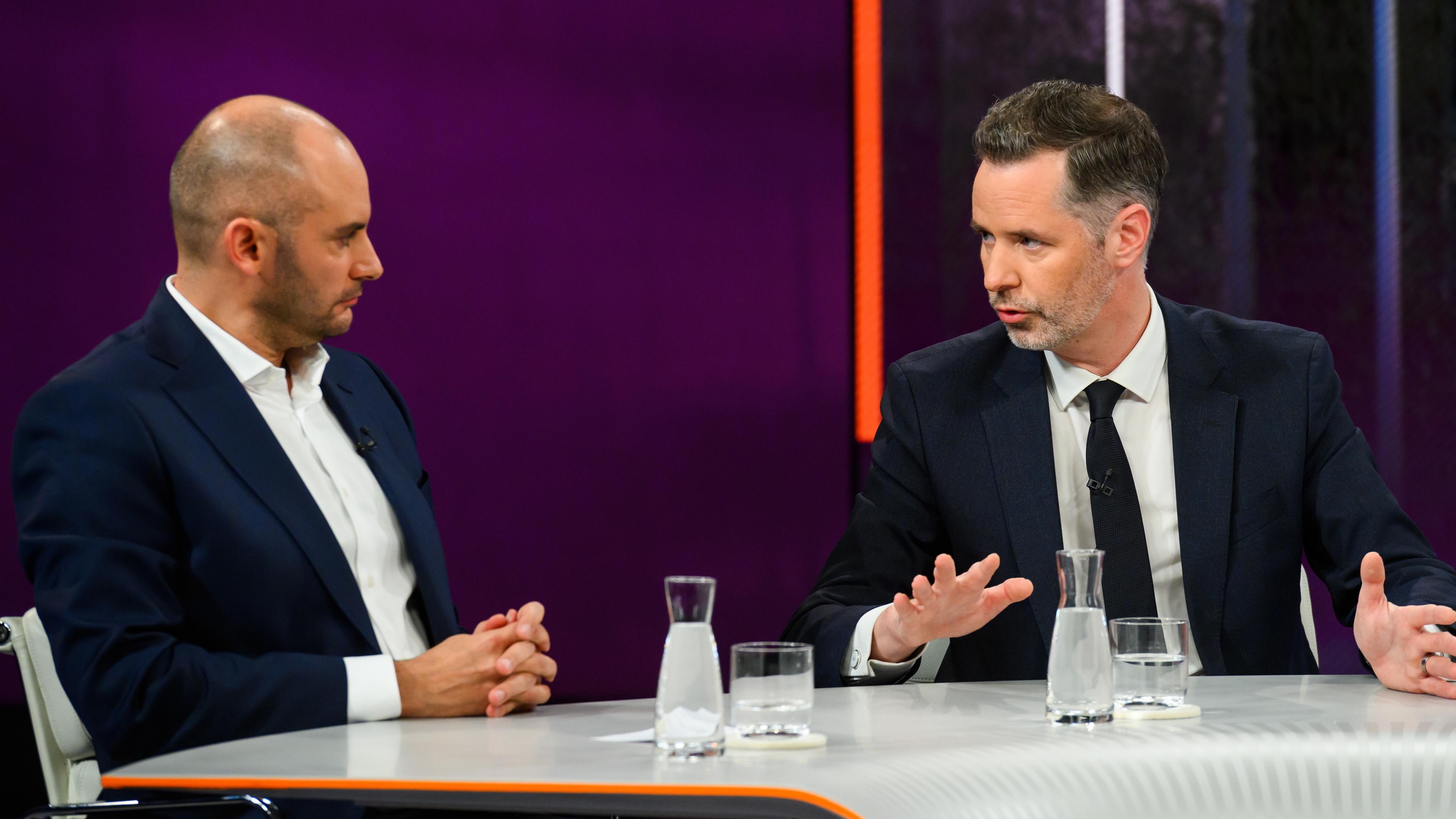 Grünen-Politiker Danyal Bayaz (l.) diskutiert mit FDP-Politiker Christian Dürr in der Sendung von Maybrit Illner.